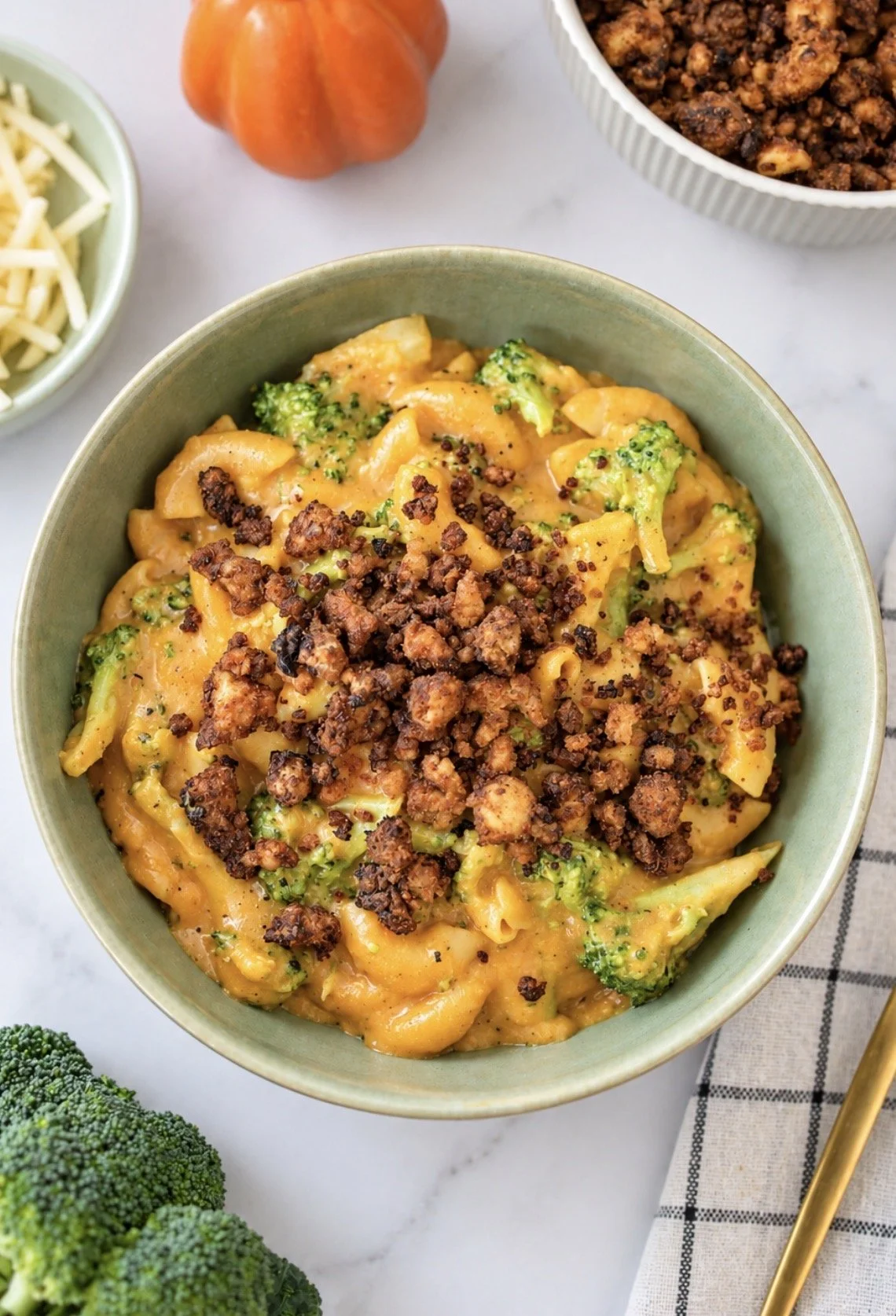 Mac and cheese protéiné à la citrouille et tofu bacon