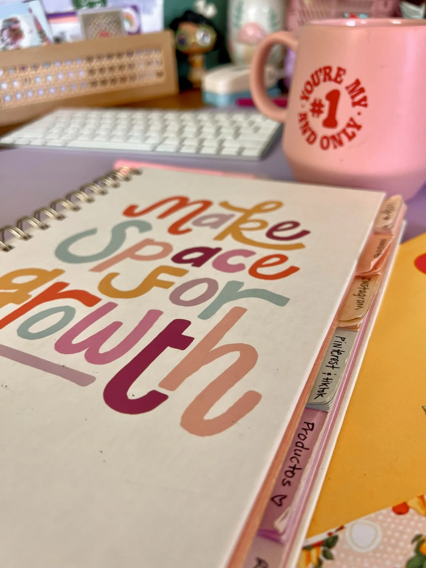 Este escritorio ha visto sue&ntilde;os, dudas, l&aacute;grimas, ideas y mucha fe. 🤍

Aqu&iacute; comenz&oacute; todo en el 2018. Aqu&iacute; sigo, 8 a&ntilde;os despu&eacute;s, creando, aprendiendo y floreciendo con ustedes.

Esta semana quiero cele