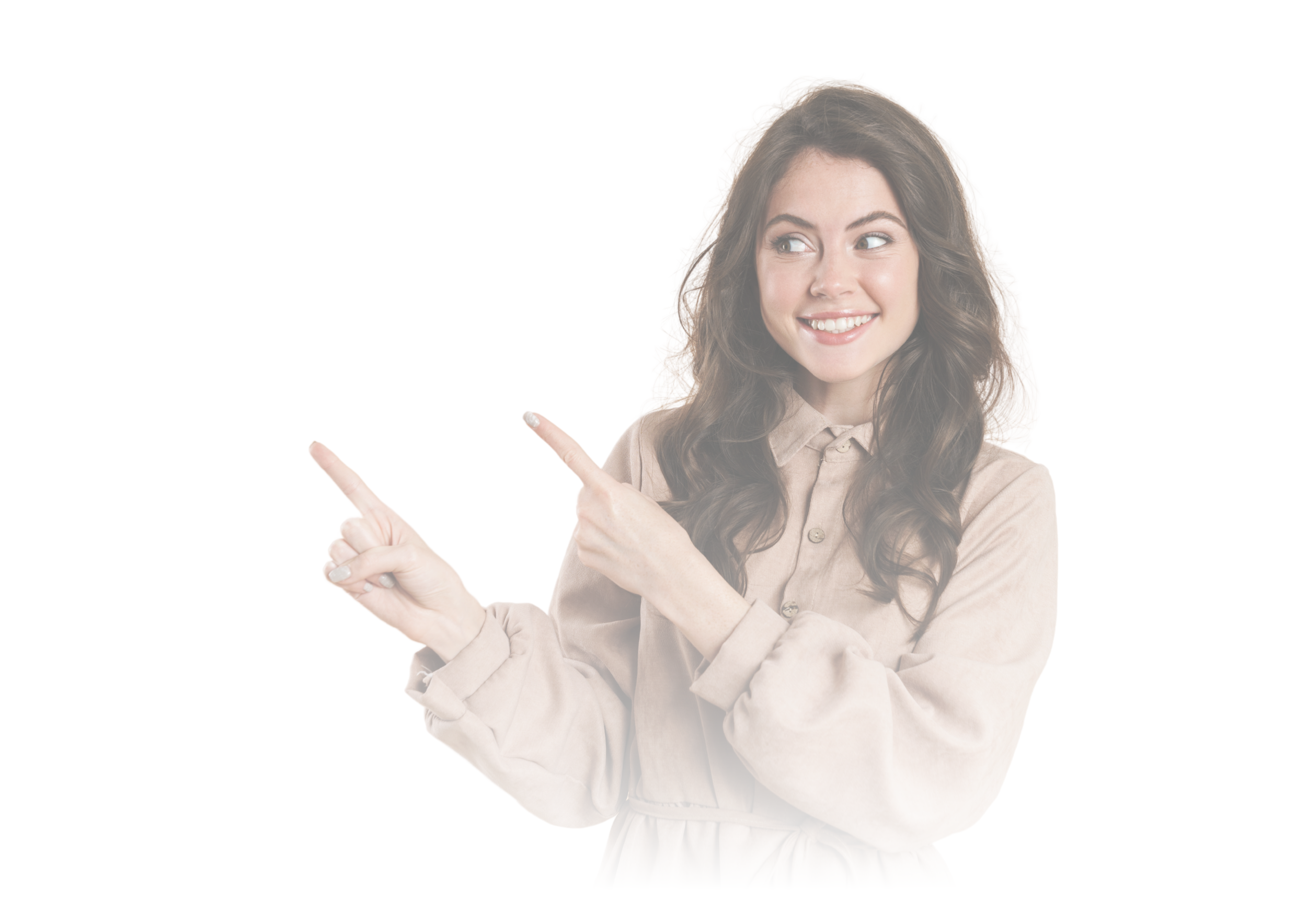 Junge Frau mit braunen, lockigen Haaren, die nach rechts zeigt und lächelnd aussieht, getragen in einem beige Hemd, vor weißem Hintergrund.