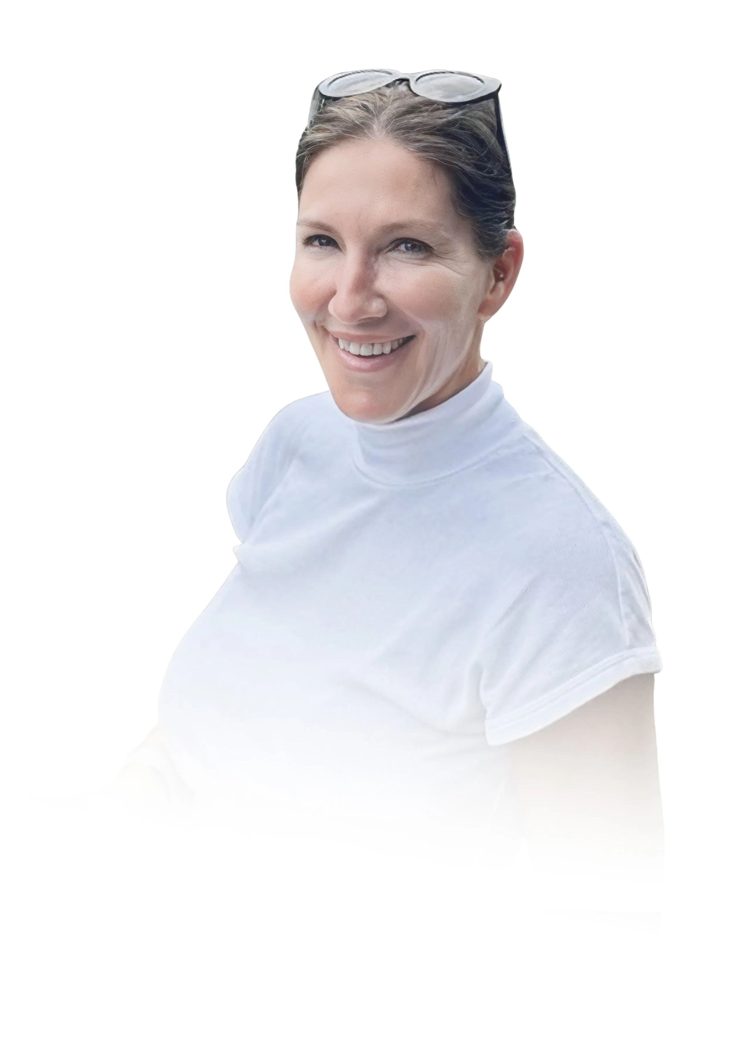 Eine lachende Frau mit Brille auf dem Kopf, trägt ein weißes T-Shirt, vor weißem Hintergrund.