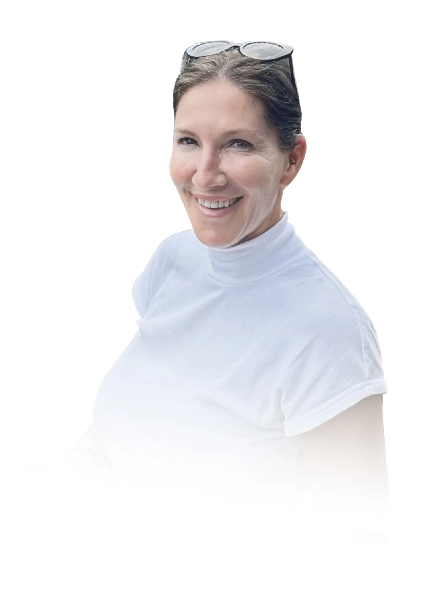 Annette Roscher lächelnd im weißen T-Shirt