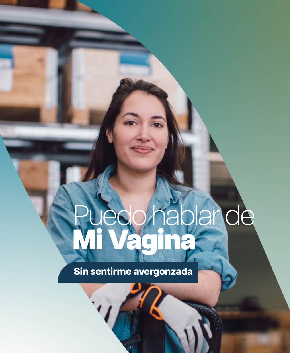 Mujer sonriente con guantes en un almacén, promoviendo la conversación sobre la vagina sin sentir vergüenza.