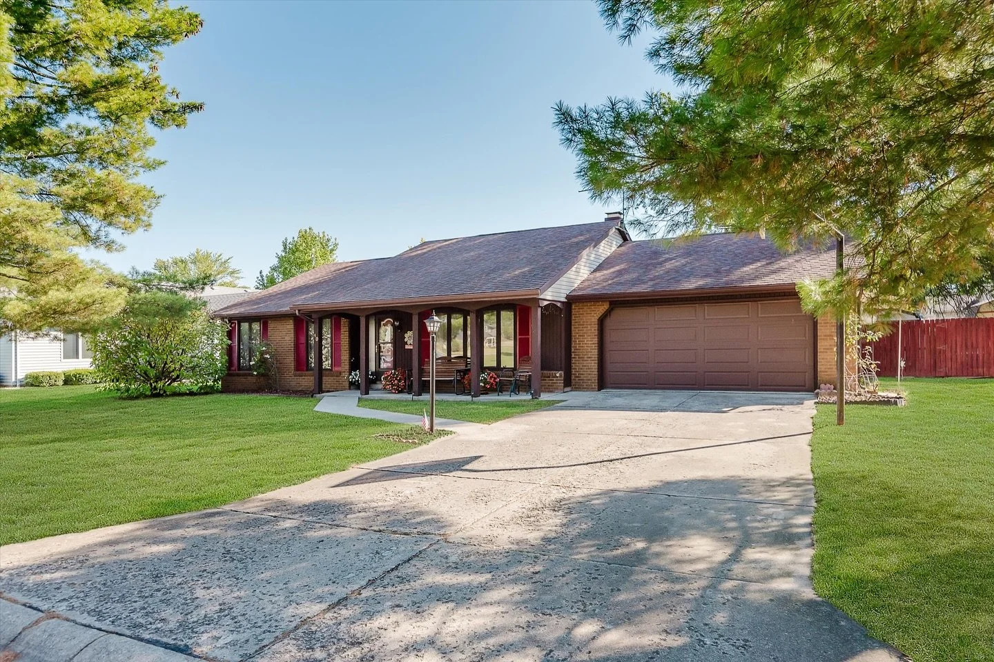 ✨ Just listed in Hartford City ✨
📍40 Maple Court | Hartford City, IN 47348

Brick ranch on a quiet cul-de-sac: 3BD | 2BA | 1,462 square feet in The Oaks! 🌳

Highlights include a spacious living room with a wood beam ceiling, a fireplace, and a larg
