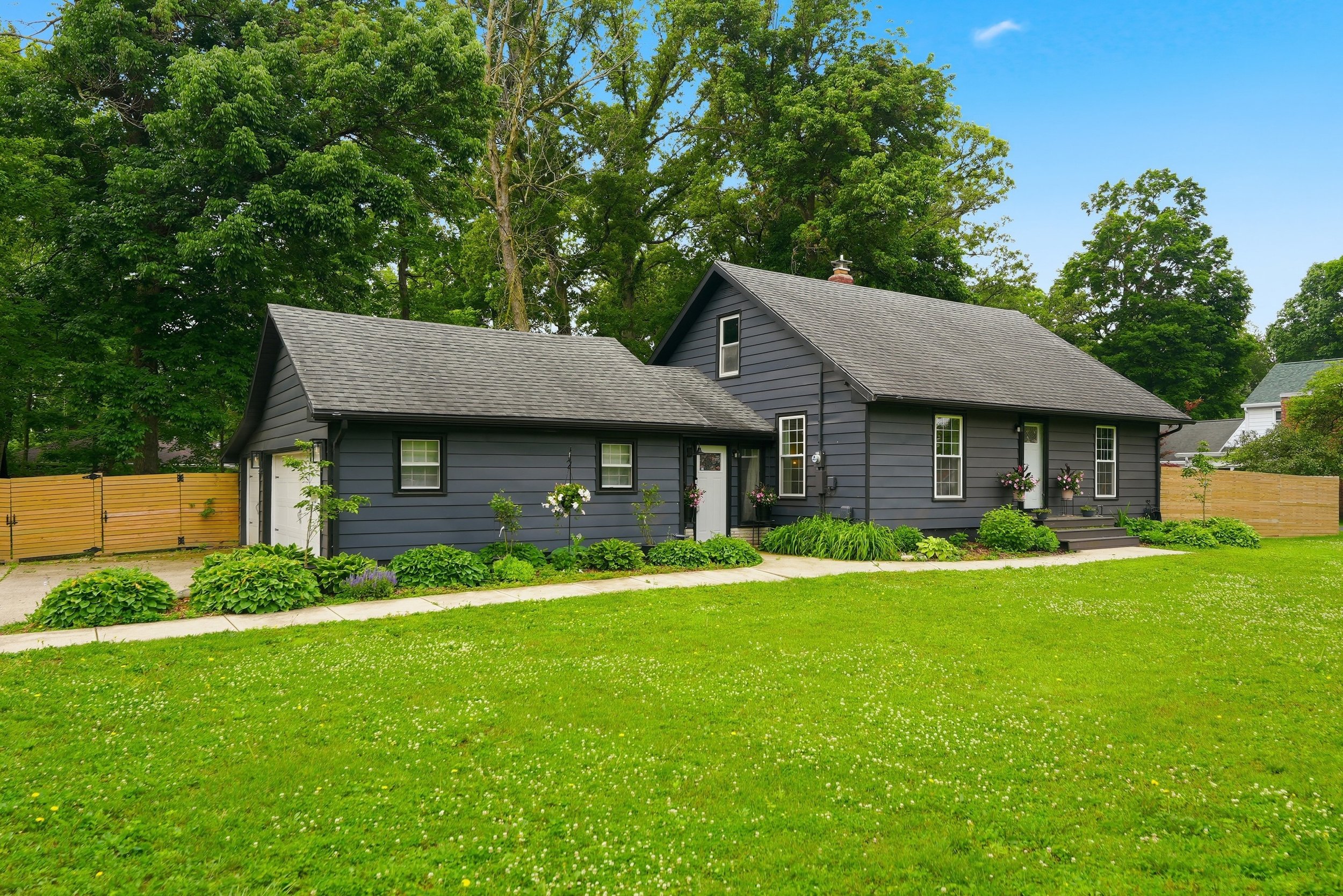 ✨ NEW LISTING ✨
📍3005 W. Moore Road, Muncie, IN 47304

OPEN HOUSE 
📅 This Sunday, June 14th
⏰ 2:00PM&mdash;4:00 PM

This charming bungalow is warm, distinctive, and FULL of character! 🏡

💲 $249,900
🛏 3 Bedrooms
🛁 2 Full Bathrooms
📐 1,650 Finis