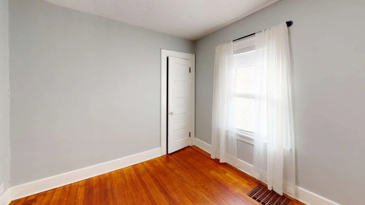 1213-W-Gilbert-Unfurnished-3.jpg