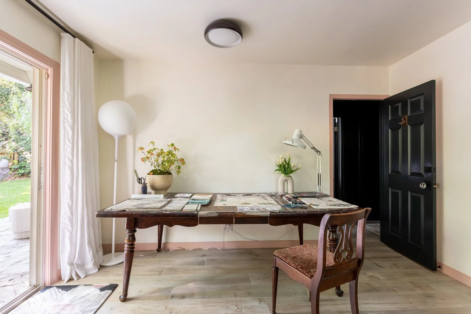 Photo by: Ace Misiunas
A globe floor lamp positioned next to a large worktable provides a contemporary redesign of the mid-century modern aesthetic.