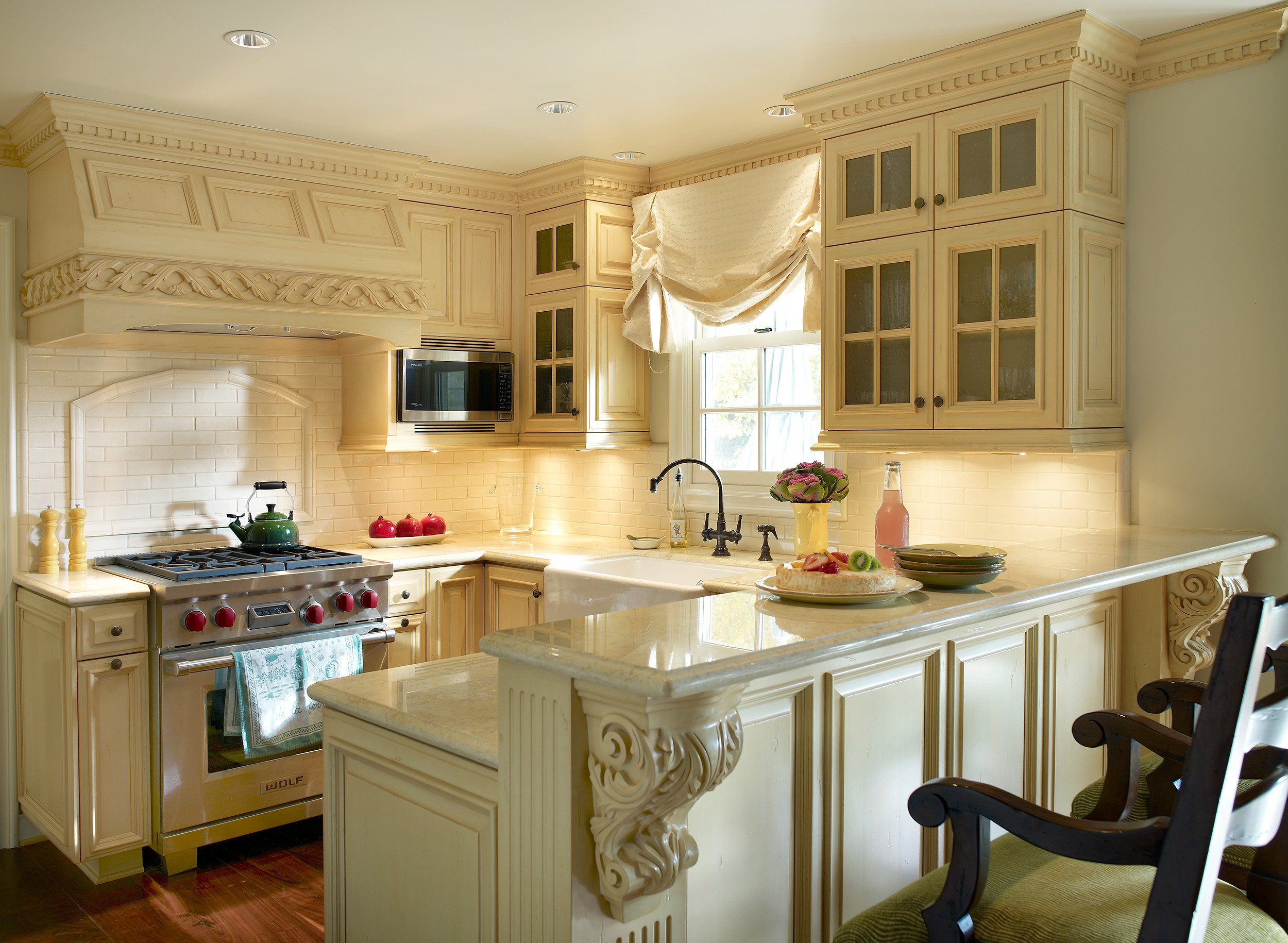 Photo by: Scott Van Dyke
A light drenched kitchen makes out of town guests feel right at home.