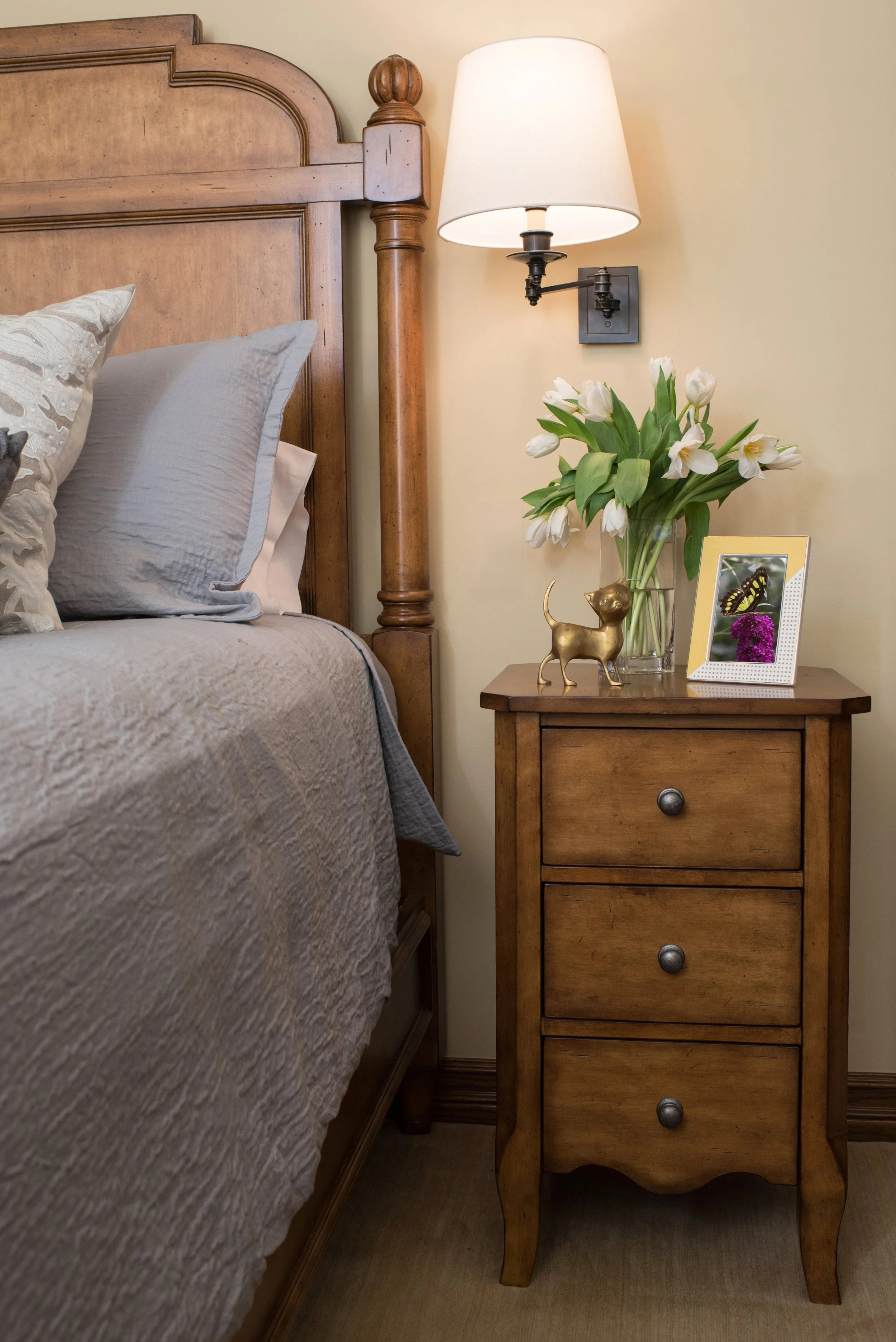 Photo by: Steven Dewall
A vintage brass cat makes fast friends with a snapshot of a brilliant painting taken on holiday in London.