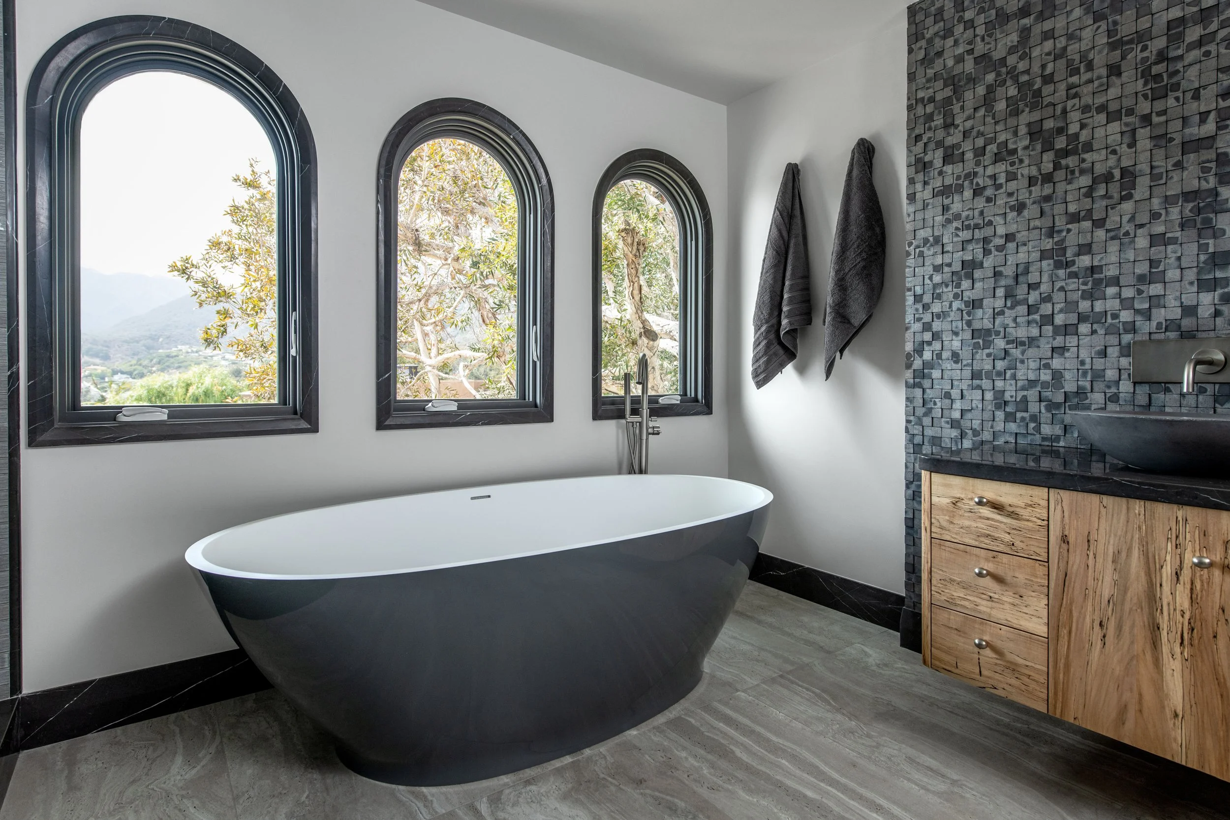 sarah barnard design primary bathroom (3).jpg