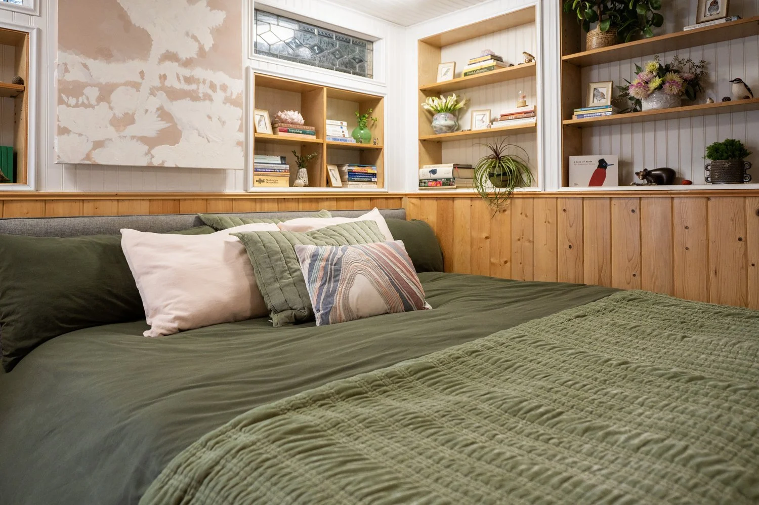 Photo by: Steven Dewall
Nature-inspired objects and bird motifs decorate the bookshelves throughout the space.