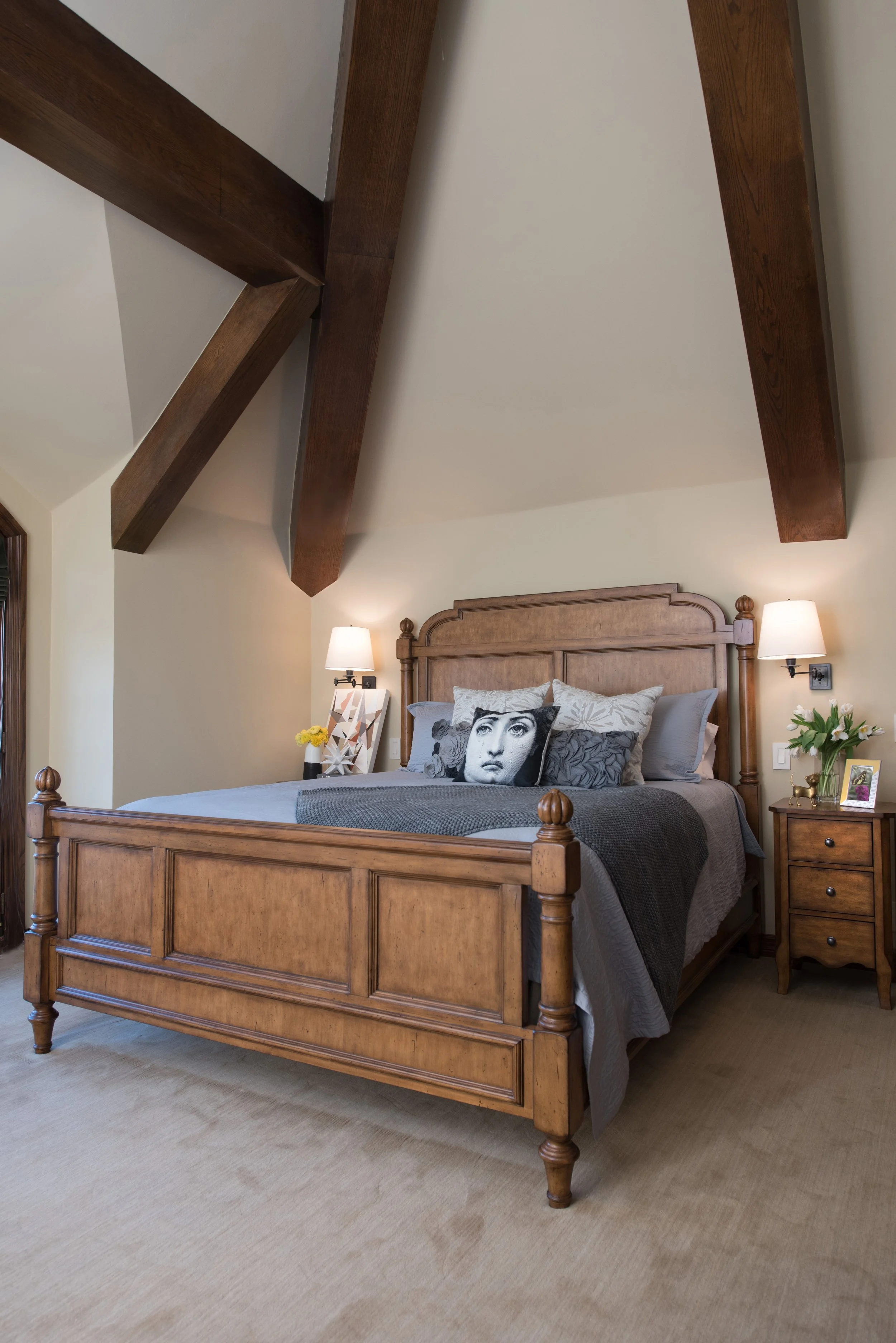 Photo by: Steven Dewall
The guest bedroom has striking architectural beams that define the sleeping area.