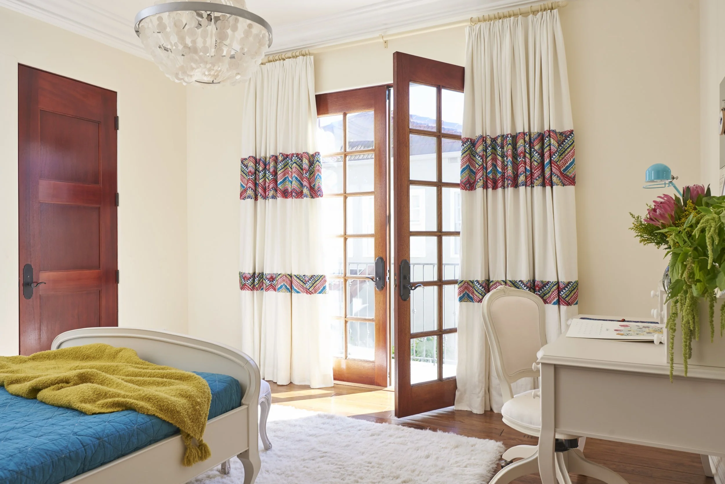 Photo by: Steven Dewall
The textured chartreuse throw pops against the teal bedding.