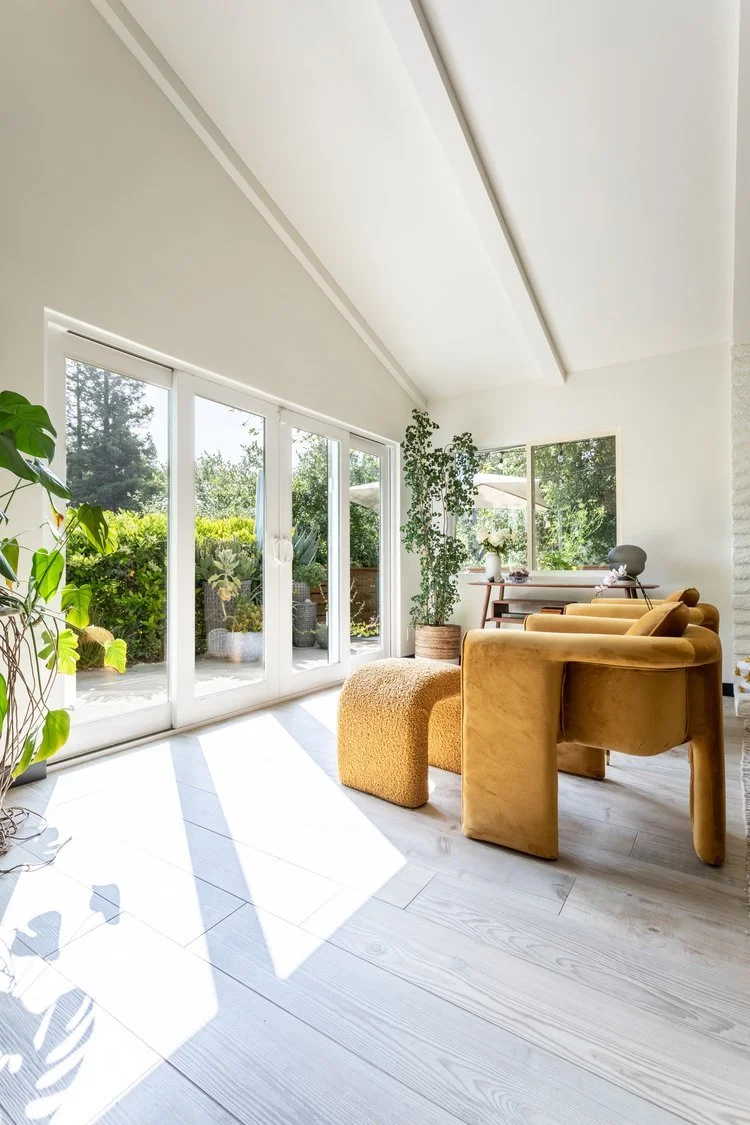 Photo by: Ace Misiunas
The living room flooring, which continues throughout this home, is made from porcelain tile that has the appearance of wood. This tile creates a harmonious connection with the surrounding woodlands while providing an excellent 