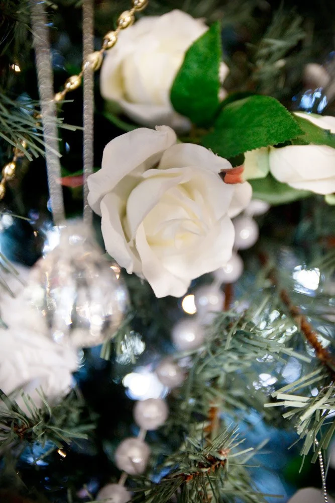 Photo by: Brad Nicol
White blooming roses, dangling crystals, and strands of cream colored beads make for a classic Victorian display.