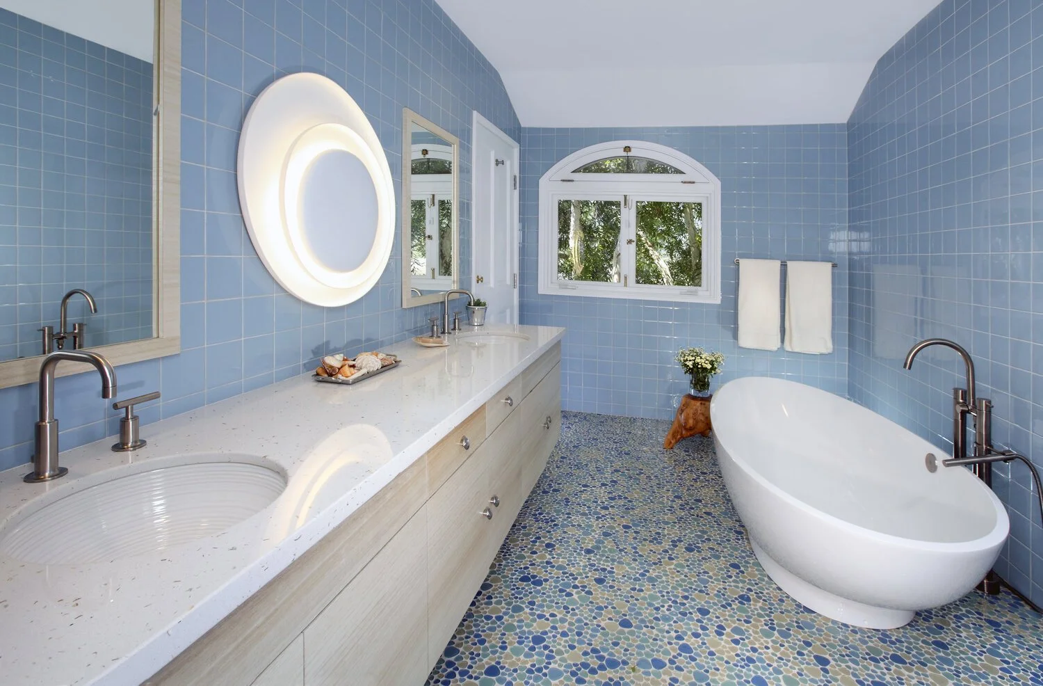 Photo by: Chas Metivier
The soaking tub echoes the oval forms present elsewhere in the space and allows for a feeling of lightness overall.
