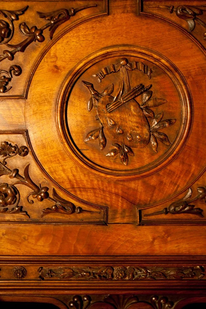 Photo by: Brad Nicol
An exceptional easel carved with images of foliage surround a painter's palette.