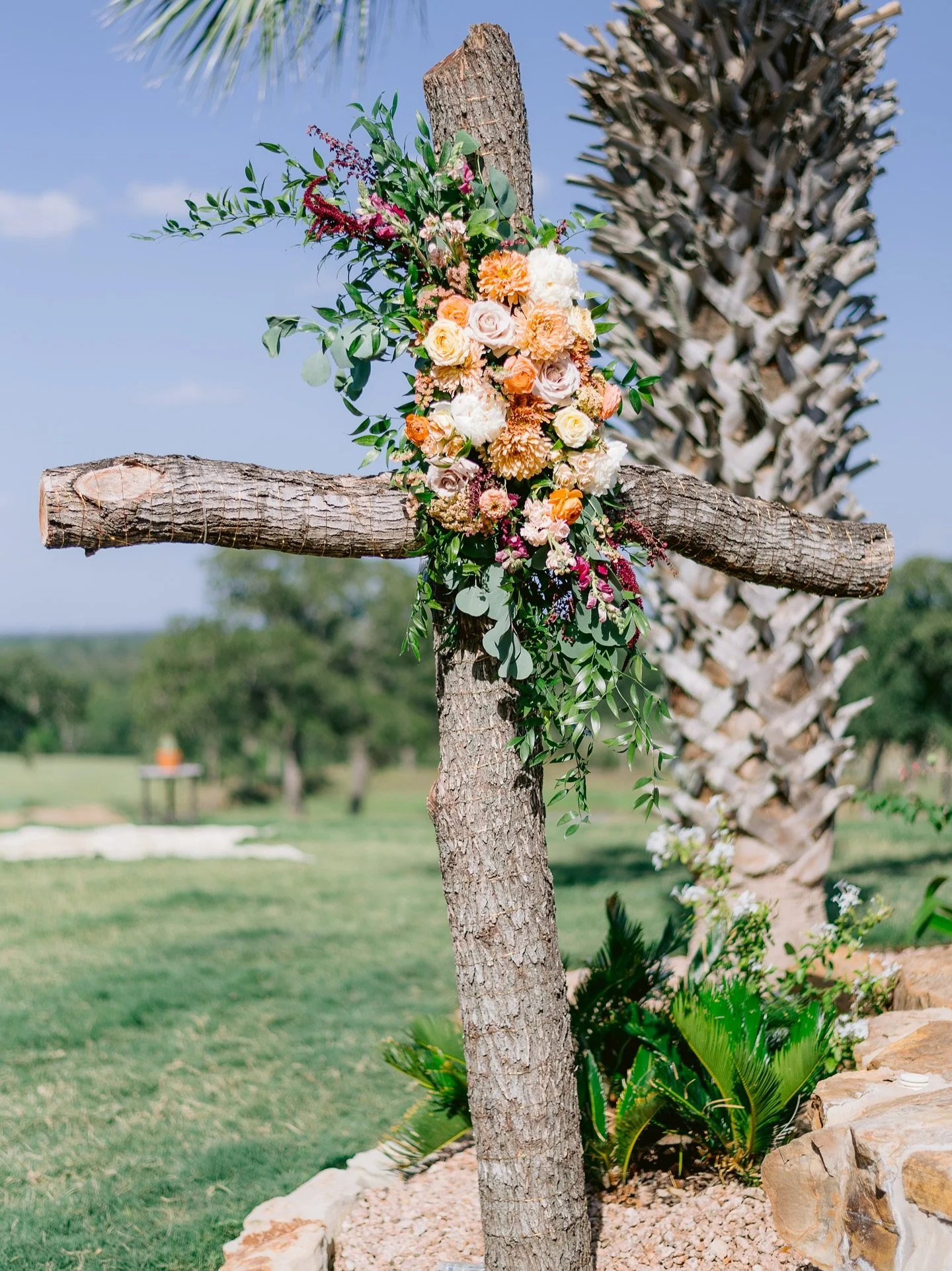 Some of my favorite floral details from Joelle and Mitchell&rsquo;s wedding back in June 😊 

📸 @photosbyyazmin 

.
.
.

#weddingflowers #ranchwedding #wedding #summerwedding #flowers #flowerstagram #flowersofinstagram