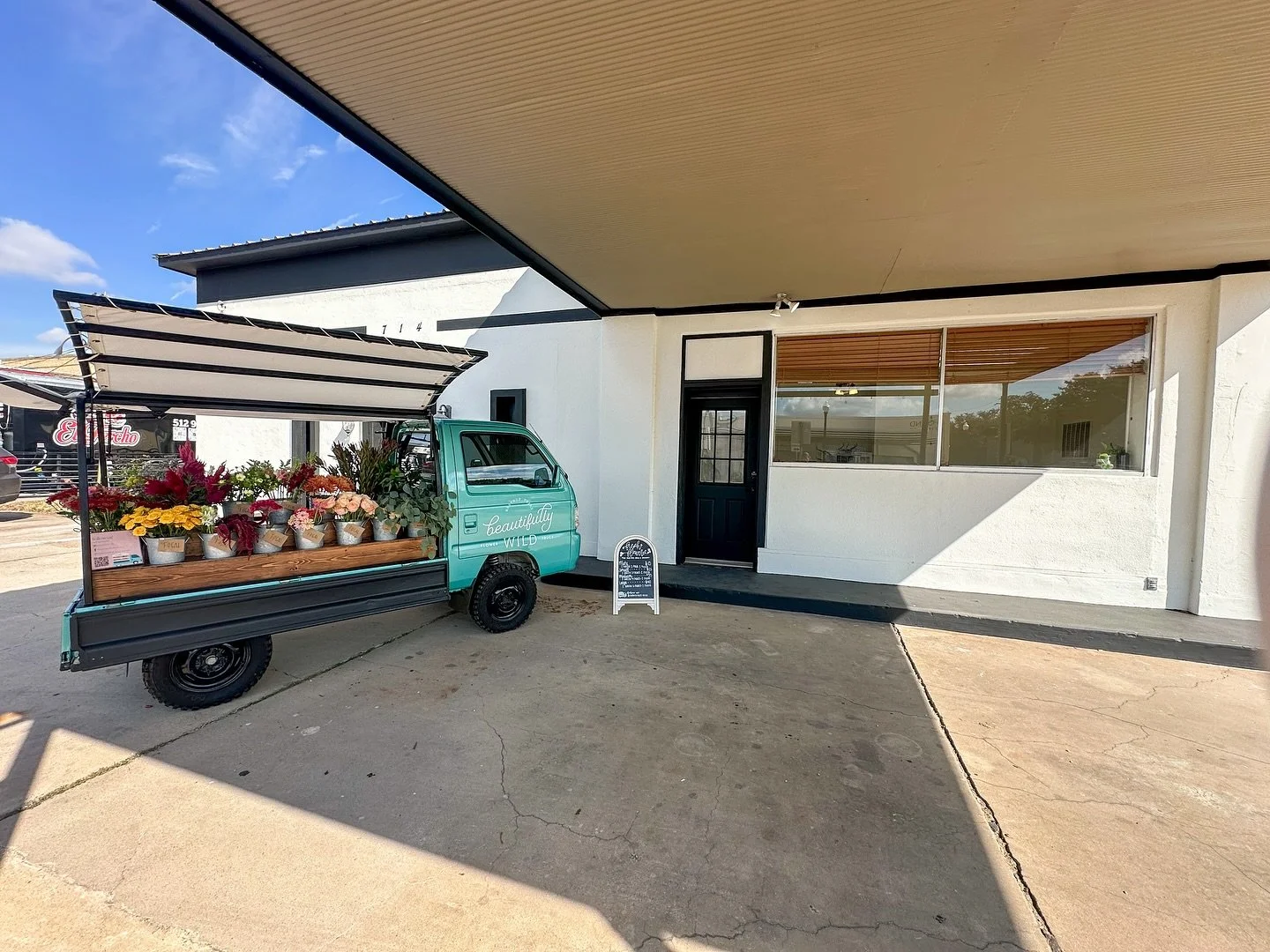 ✨ All set up downtown this morning at our new studio space! Come make a bouquet and check it out! 💐 ✨ 

📍714 Chestnut Street Bastrop, TX 78602

Bastrop Flower Truck Flowers #downtownbastrop #downtownbastroptx #flowertruck