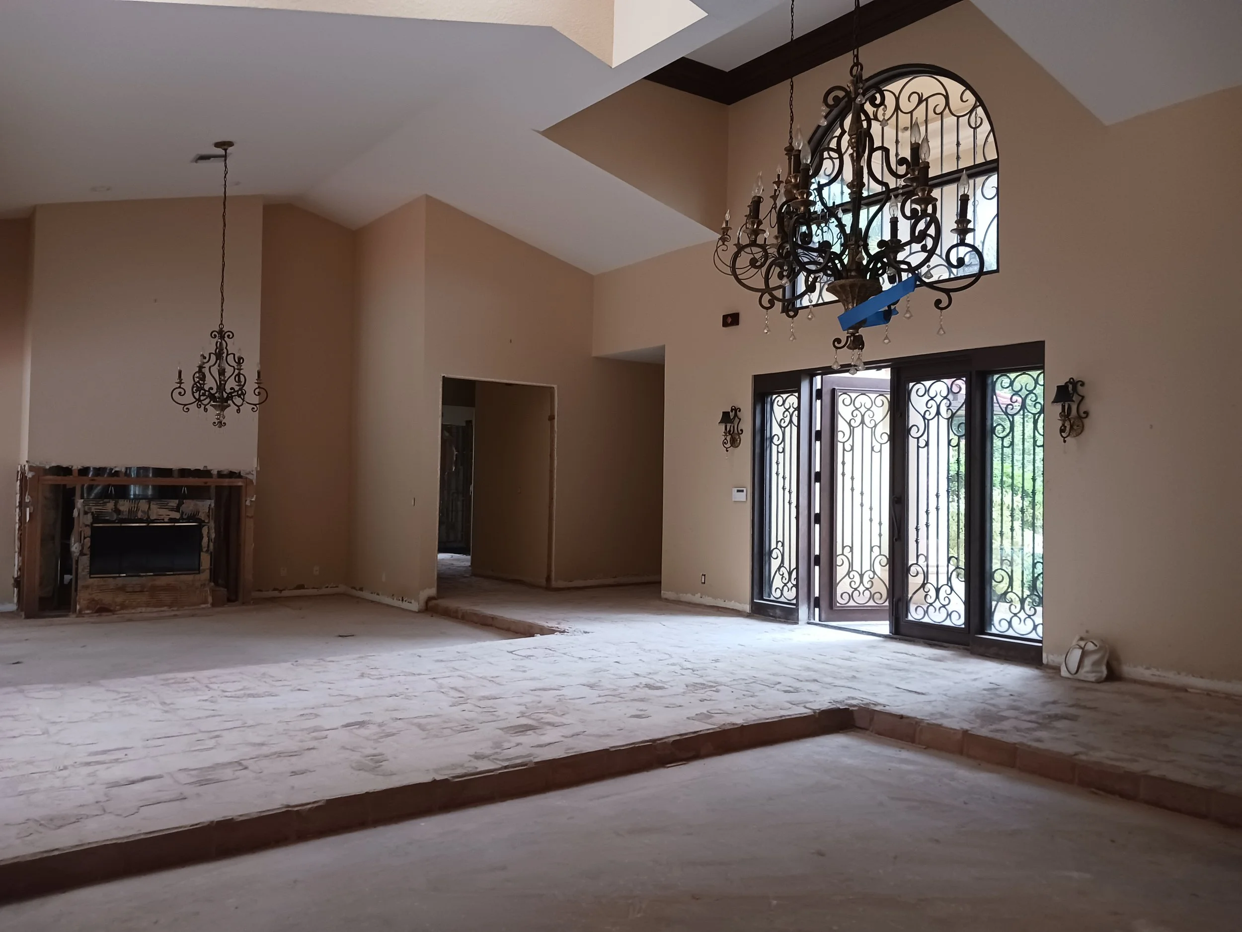 Before-Entrance with double door glass that we replace it for a modern one in black color. The high ceiling enclosed a traditional chandelier.