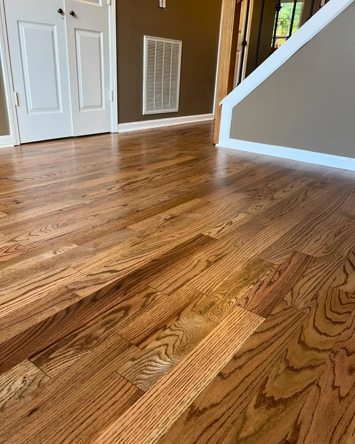 From pre-finished to site finished. Getting rid of bevels and over wood will keep your floors wearing better for a much longer time! Duraseal Special Walnut topped with @pallmannusa Gold Matte ✊🏽 #realwoodfloors #frasershardwoodfloors #donelson