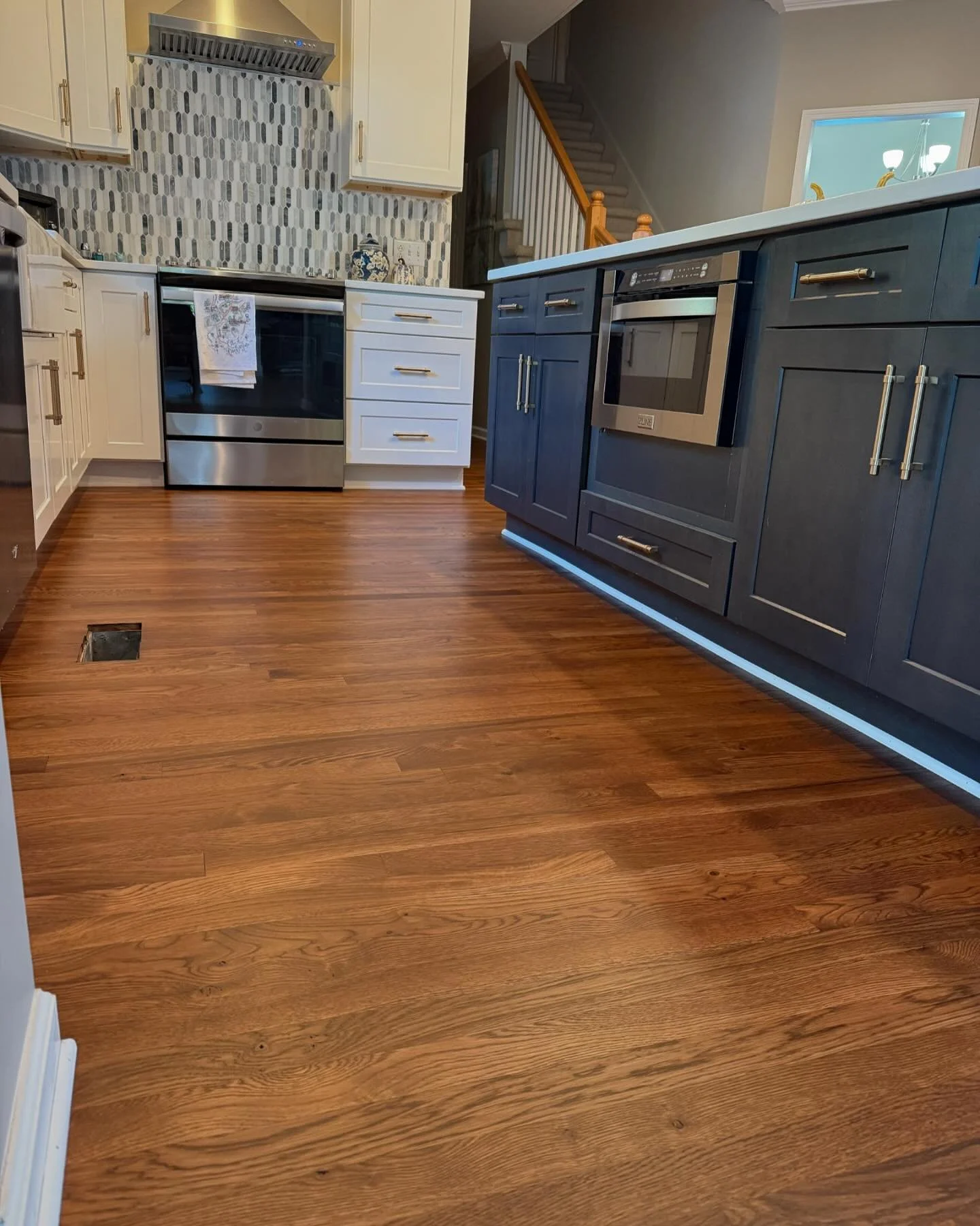 Water damage repair! Pallmann Kolorit 2 parts Provincial, 1 part Chestnut. Coated with @pallmannusa Power Satin. 
#realwoodfloors #frasershardwoodfloors