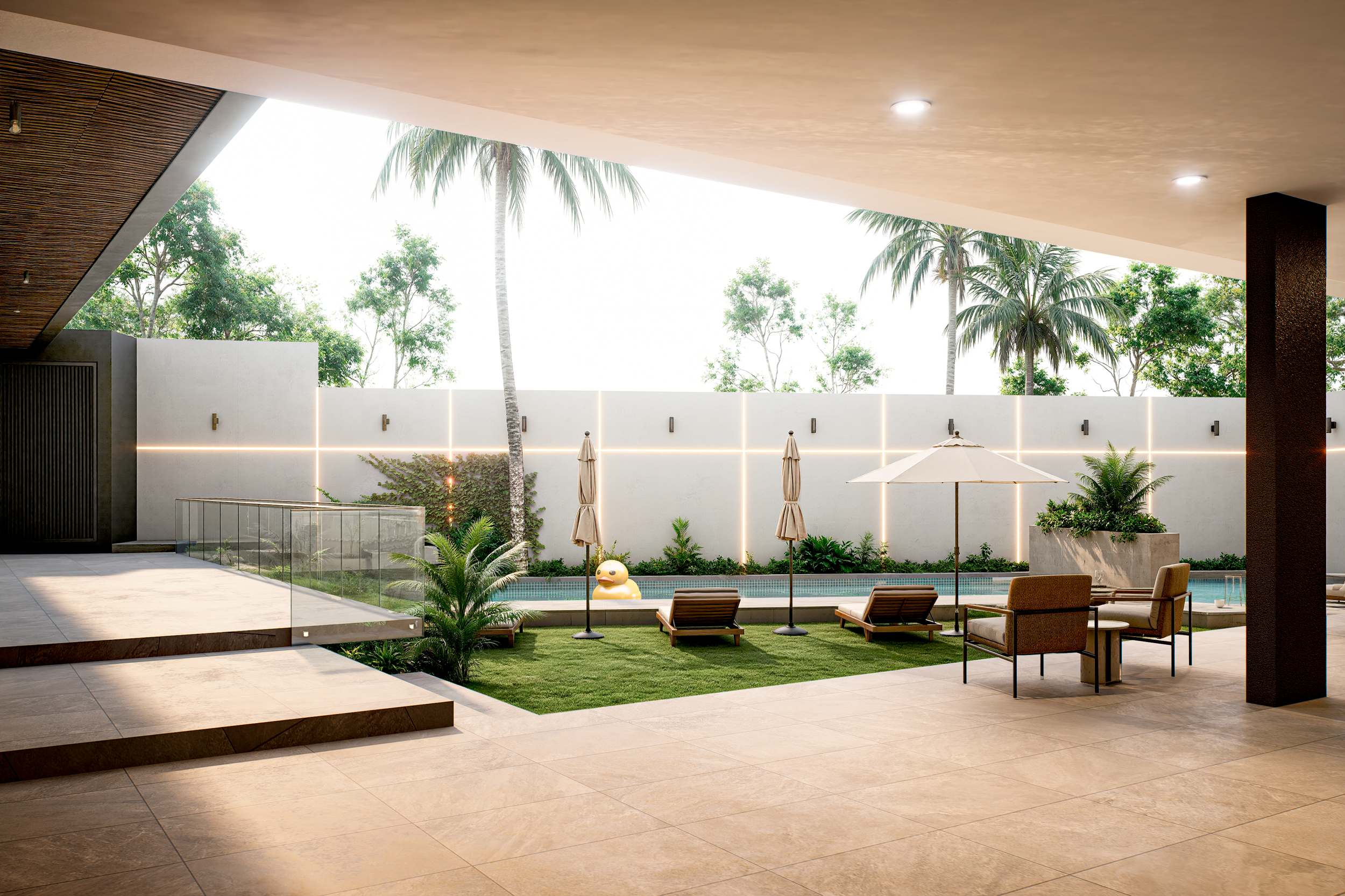 Vista de una terraza abierta con muebles, sombrillas, piscina y área de césped, con árboles y palmeras al fondo.