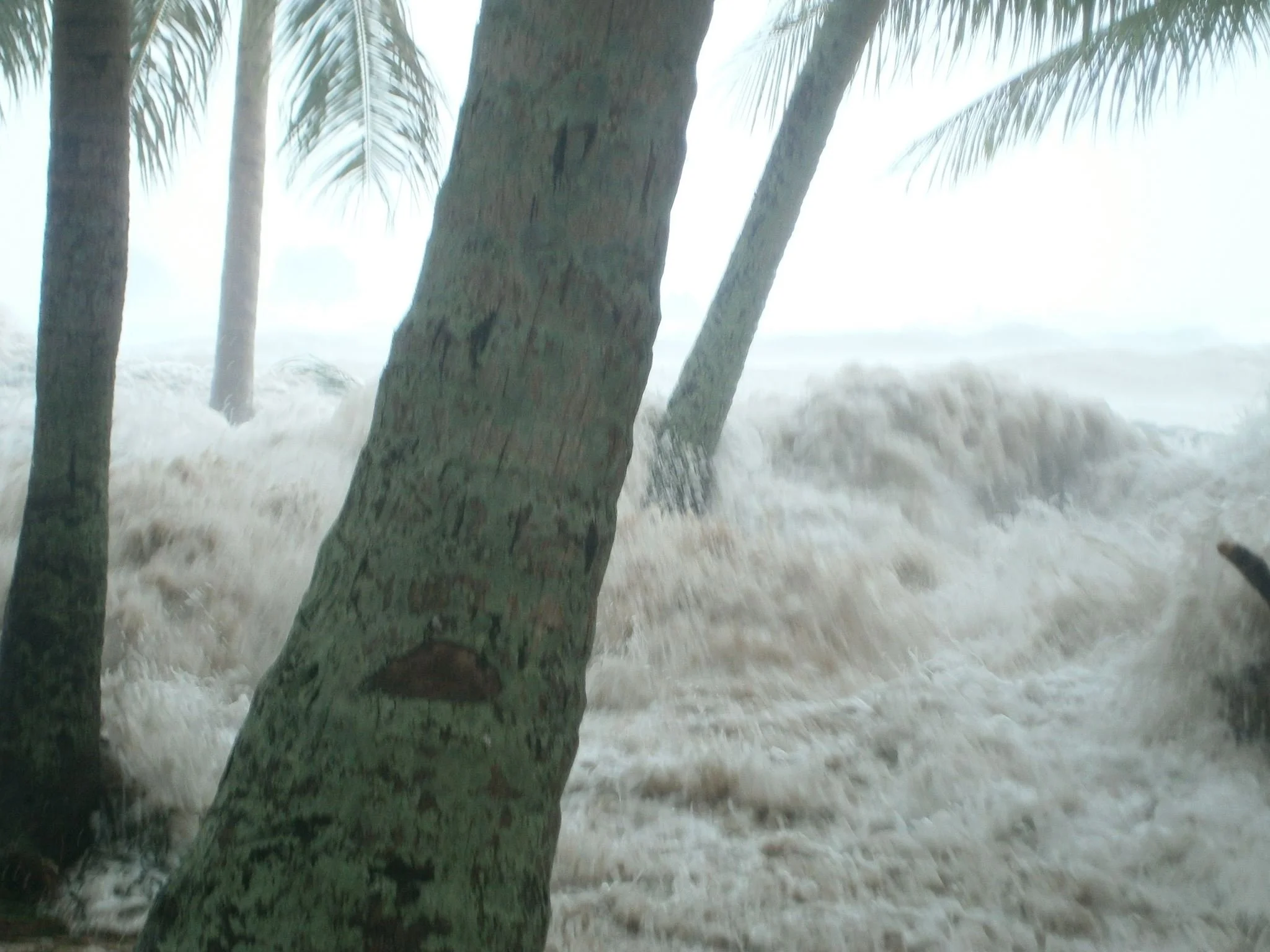 Waves come ashore - Hahake area, near the pass