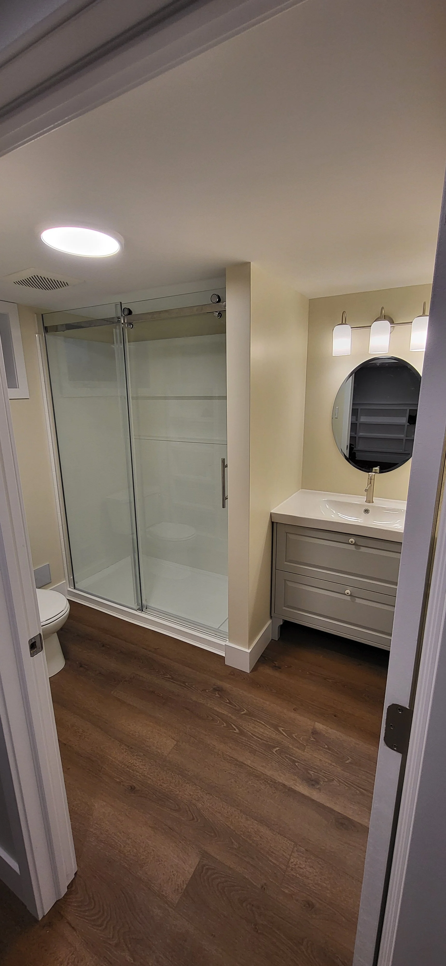 Sam - Bathroom 1 - 1098.jpg