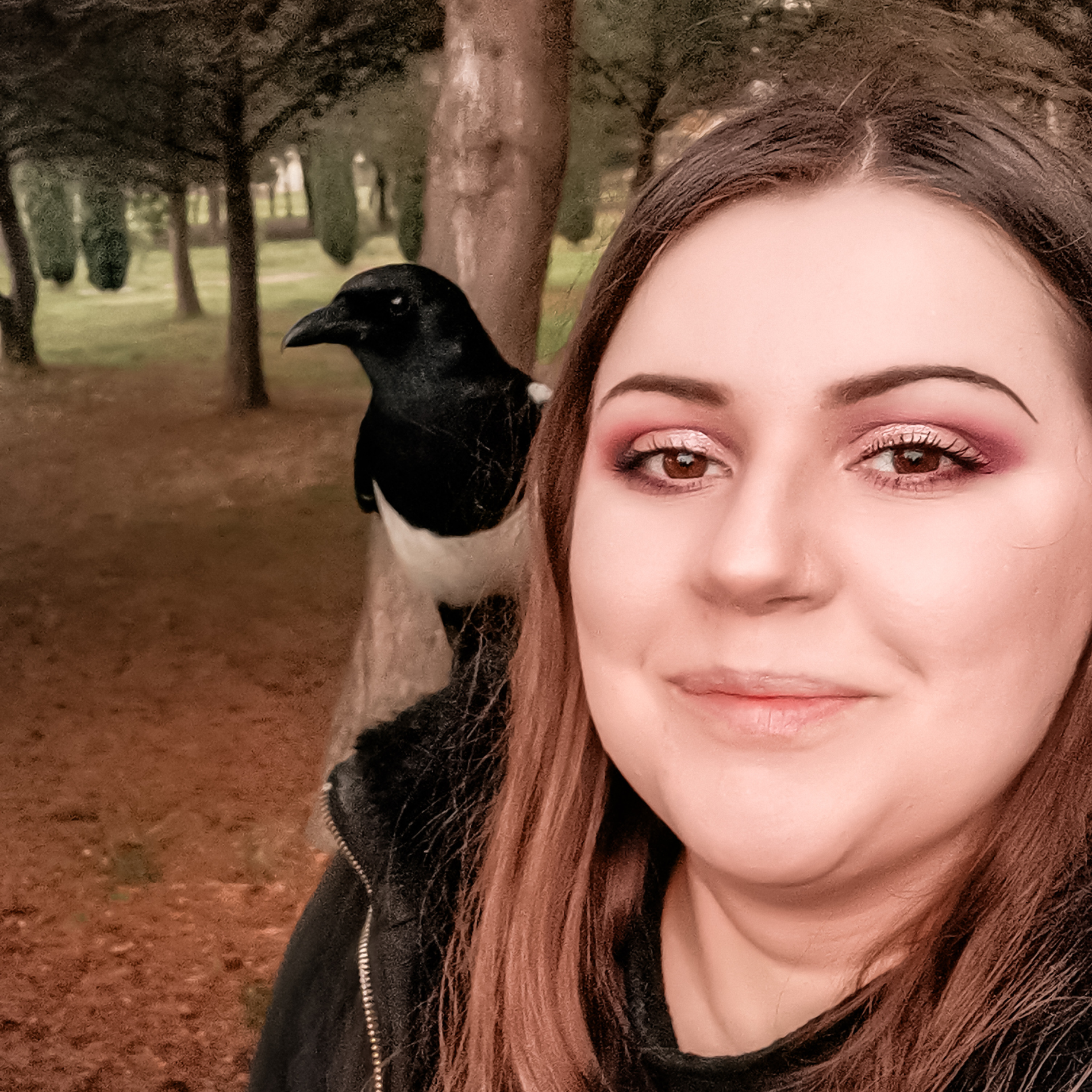 Eva, formatrice en communication animale, avec une pie sur l'épaule droite