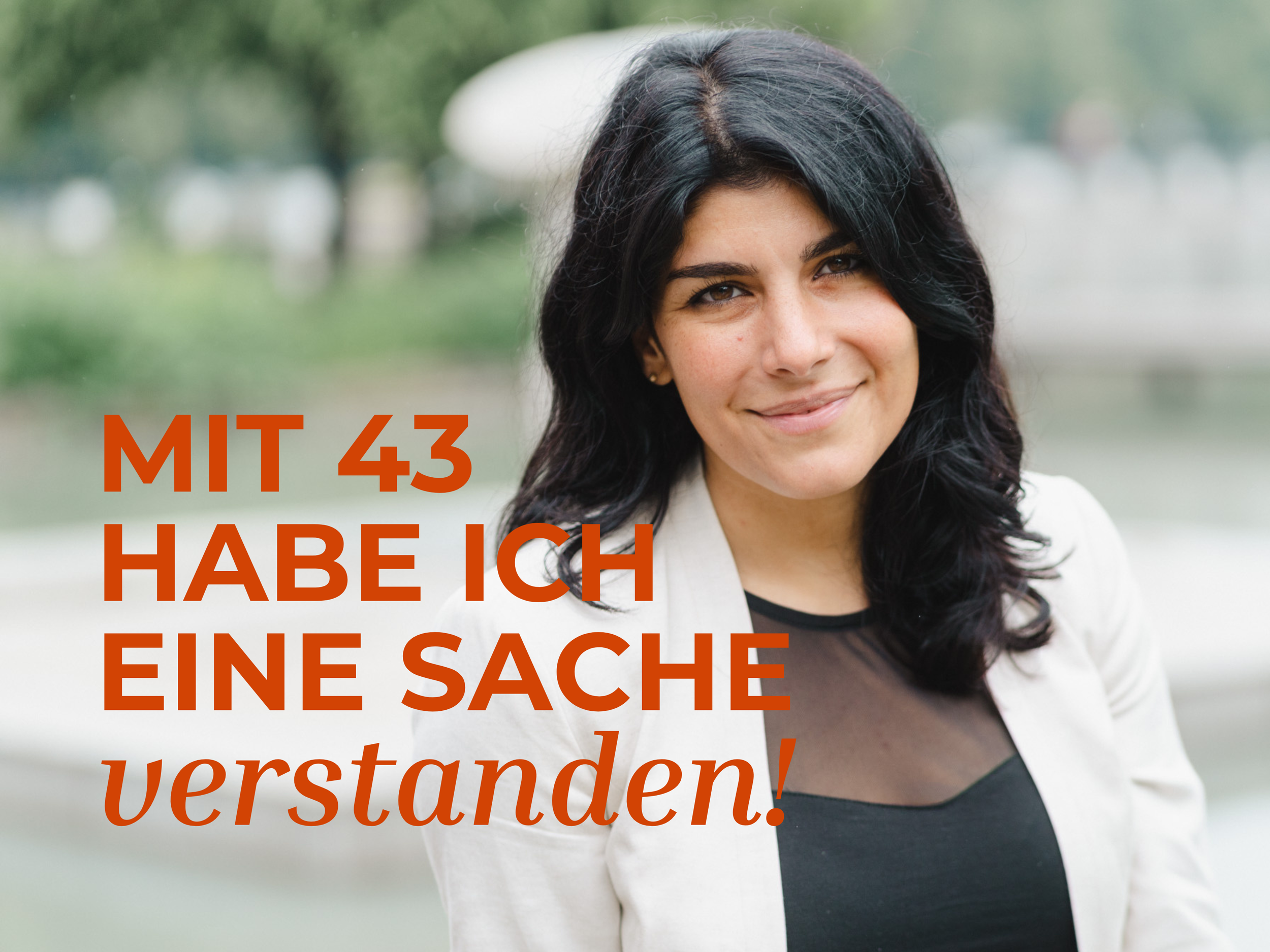 Lächelnde Frau mit dunklen Haaren, im Freien, mit überlagertem deutschen Text auf orangefarbigem Hintergrund.