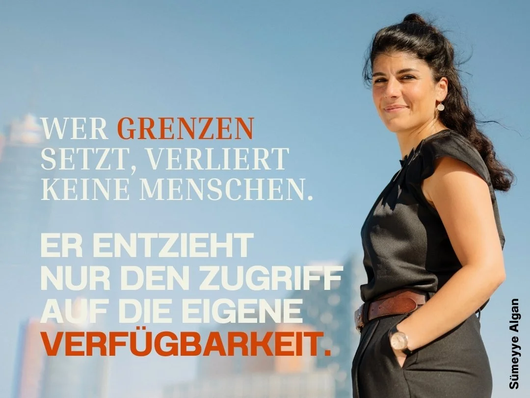 Eine junge Frau steht entspannt im Freien bei blauem Himmel.