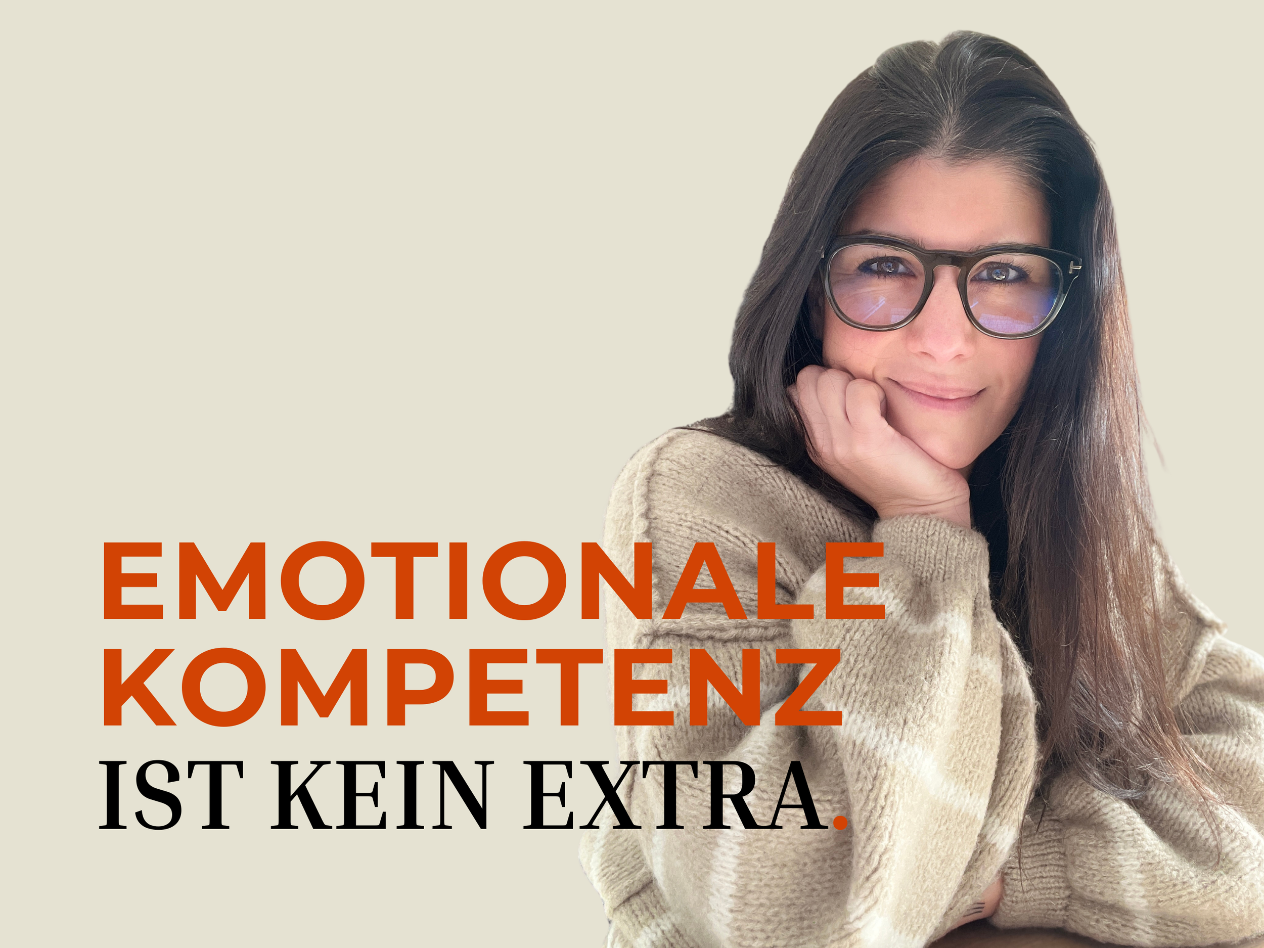 Junge Frau mit dunklem Haar, trägt Brille, lächelt, sitzt mit Kopf auf Hand, trägt beiges Pullover, Text auf Bild: 'Emotionale Kompetenz ist kein Extra'.