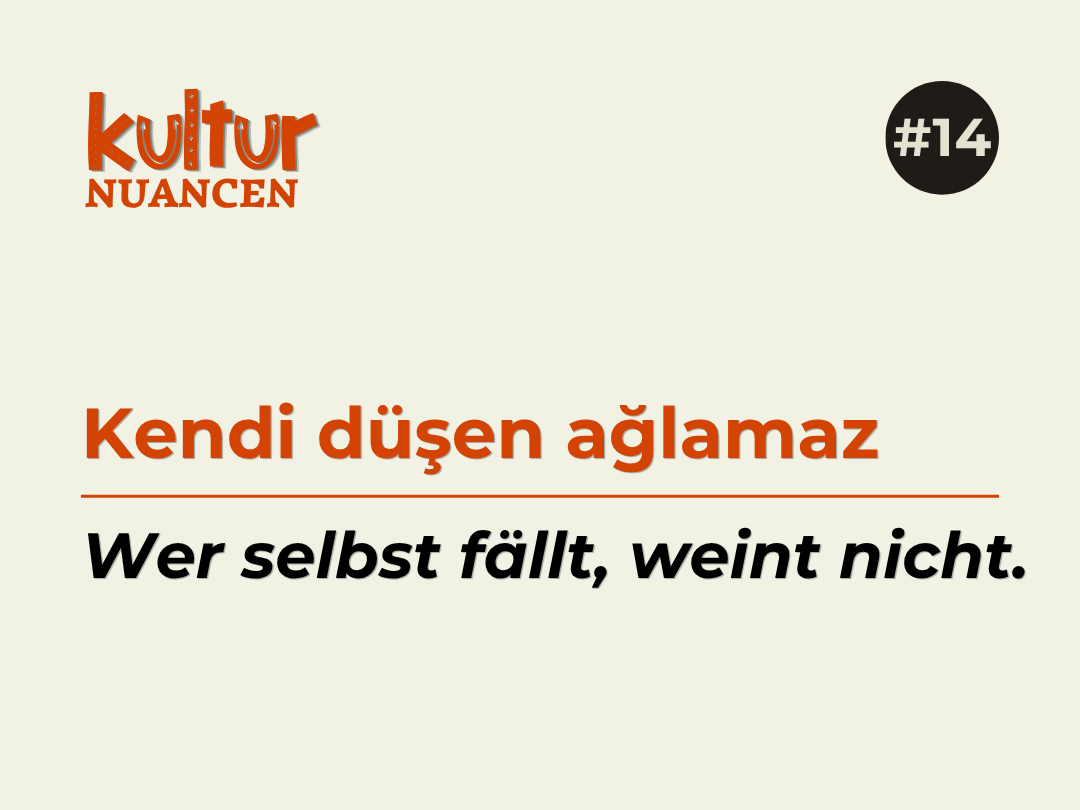 Das Bild zeigt den Titel 'KULTUR NUANCEN' in orangefarbenen, stilisierten Buchstaben, daneben eine schwarze Kreisschrift mit '#12' und darunter eine Überschrift in großer oranger Schrift, die einen Spruch auf Türkisch enthält.