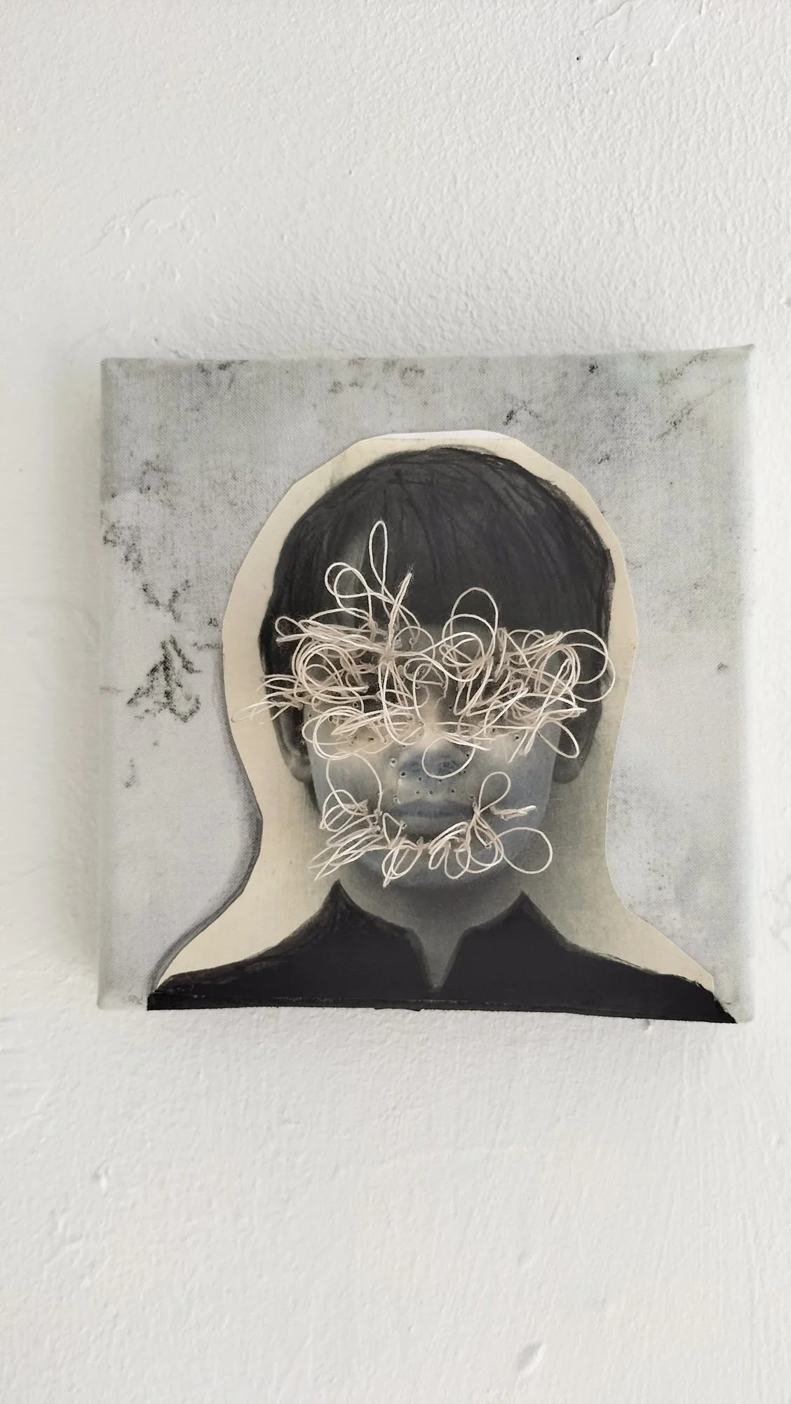 Clementine Oomes / ‘Wajah Tertutup ‘ / gemengde techniek op canvas / 15 x 15 cm / 2023 