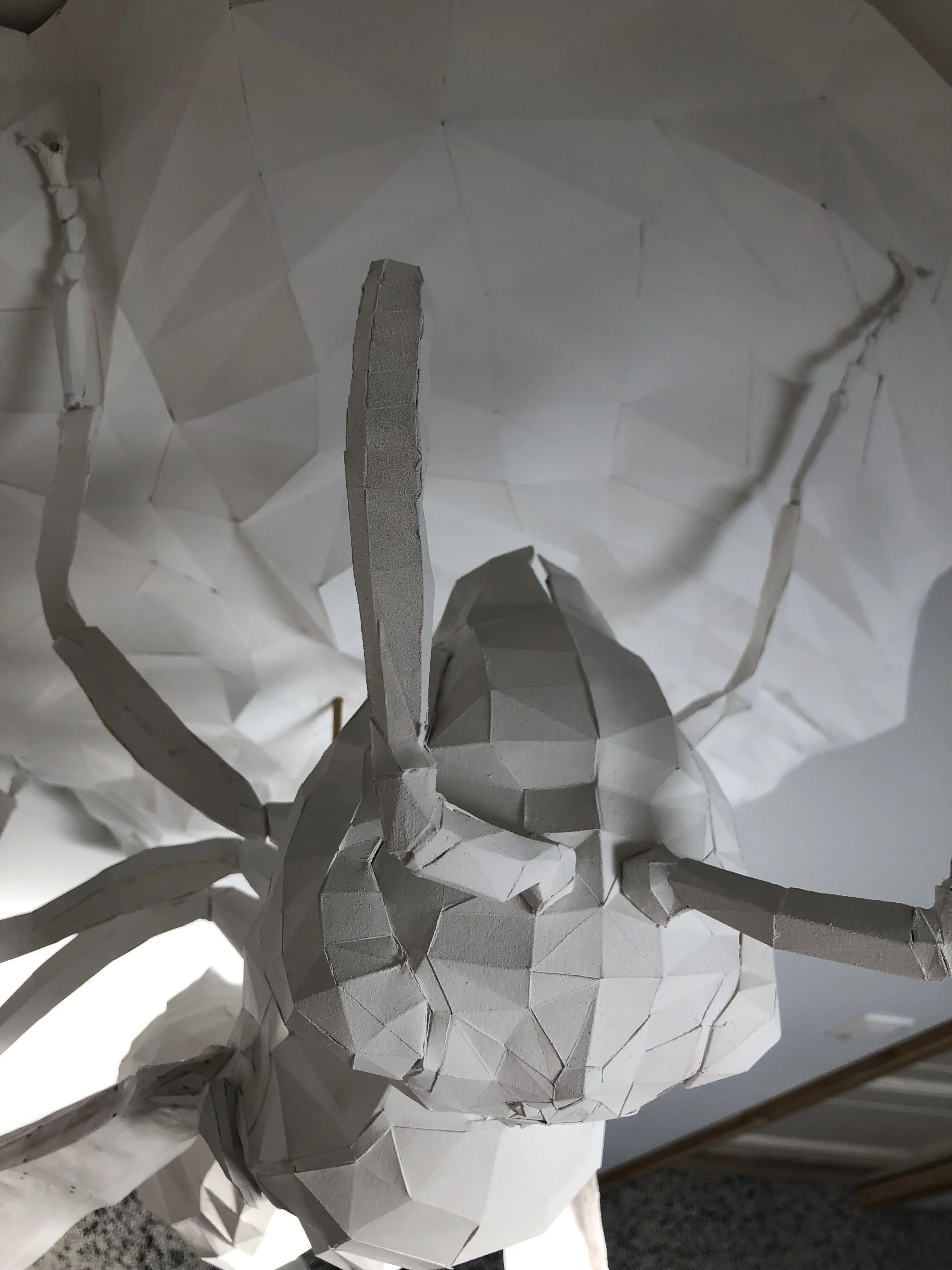 Axel Goossens, Wesp, 2022 | papier, epoxy, messing, hout H. 80 cm L. 80 cm, Ed. 1/1