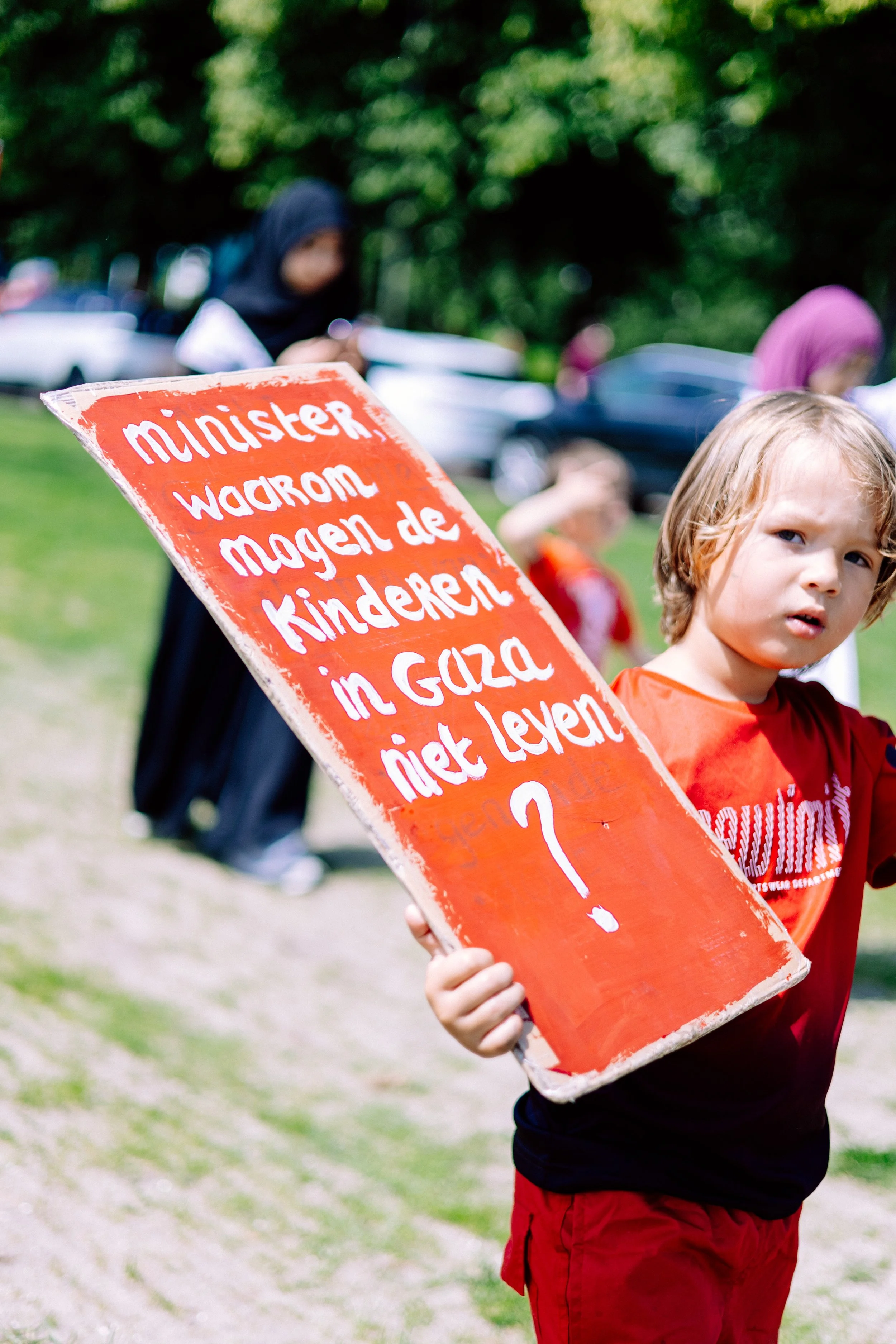 "drawing the red line" for Palestine: summer in Den Haag (protest)