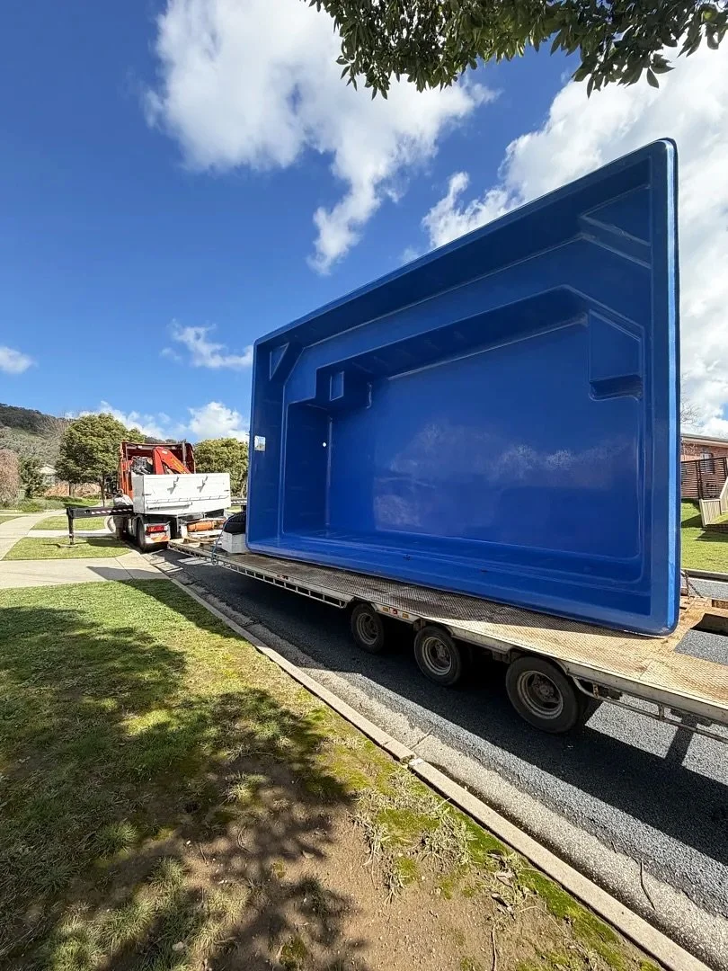 Delivery Day | Conquest Pools ✔️ 

The Conquest Retreat looking fantastic and ready for its new home. This pool is a great option for slightly smaller spaces with its 6m neat and functional design.

With uninterrupted swimming on one side and a massi