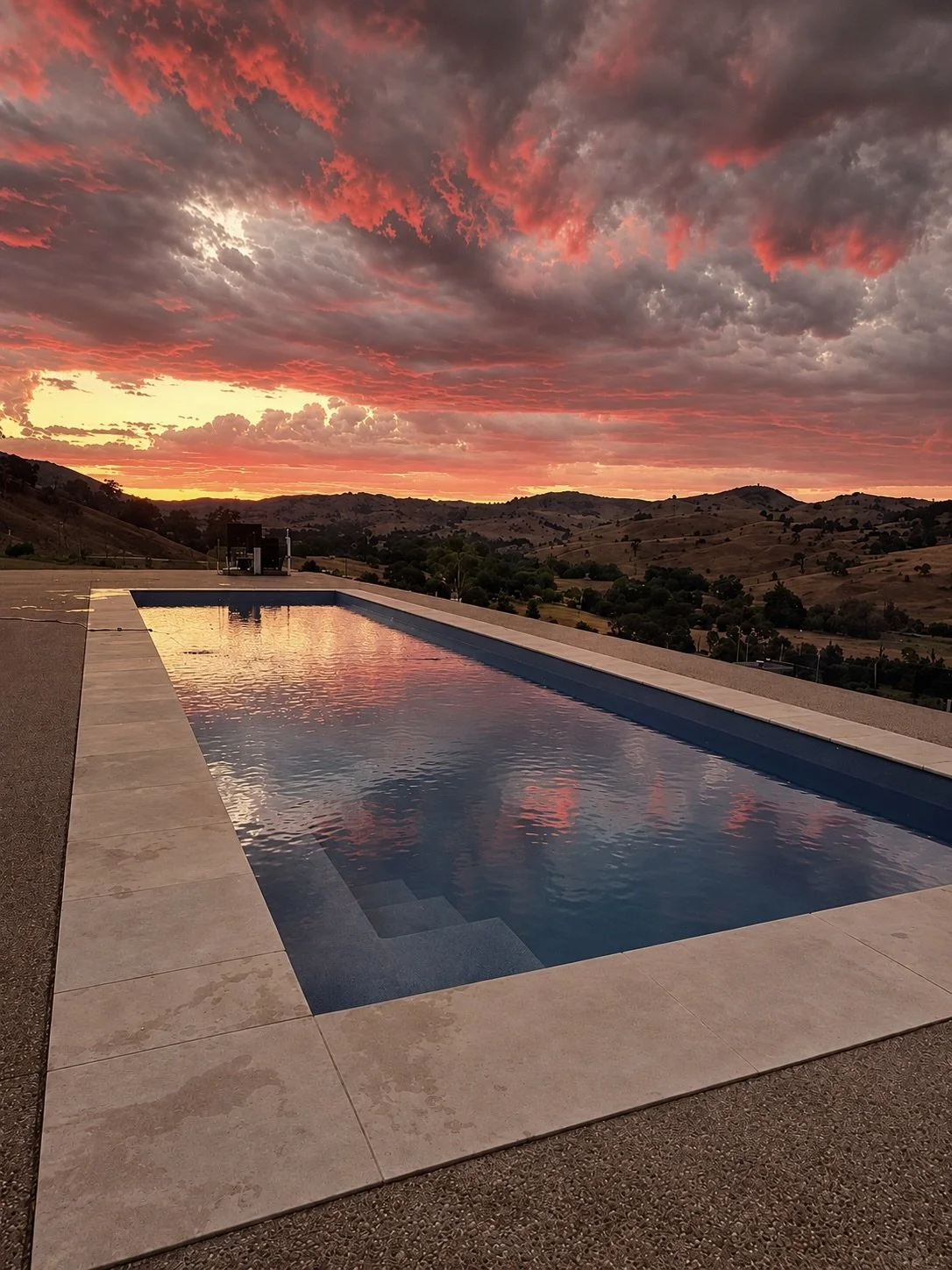 Completed and Delivered ✔️ 

Wow doesn&rsquo;t get much better than this! Swimming pool sunsets overlooking Leneva&hellip;

Featured here is the Conquest 14m Eden installed by the Summer Central team. This shape offers everything a pool can have in t