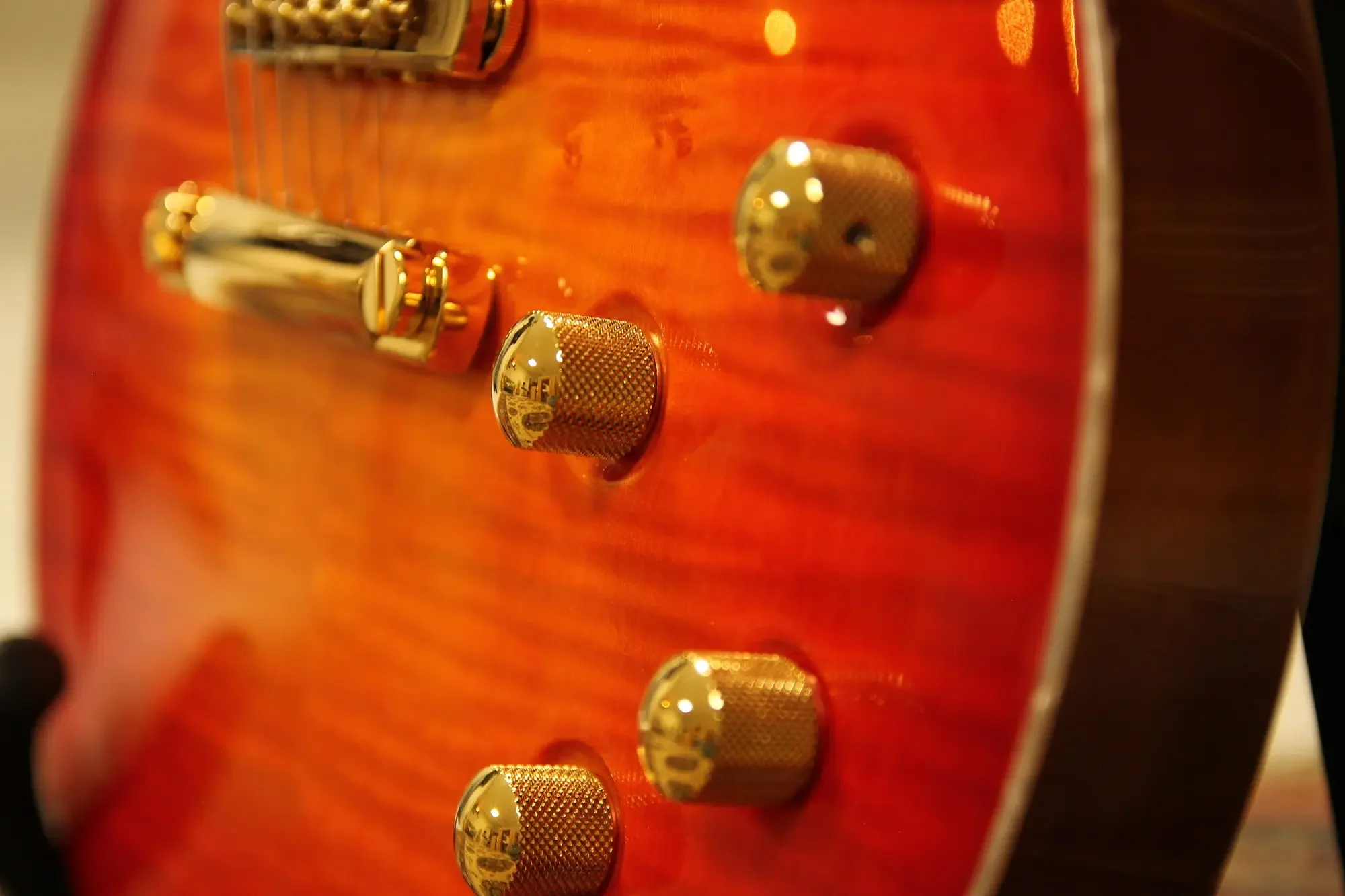 Goldene Hardware auf einem Sunburst Les Paul Style Body