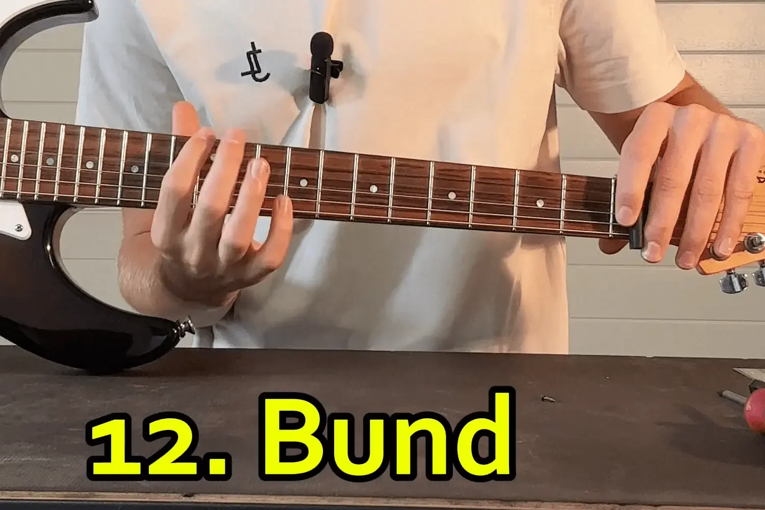 12. Bund einer E-Gitarre niederdrücken