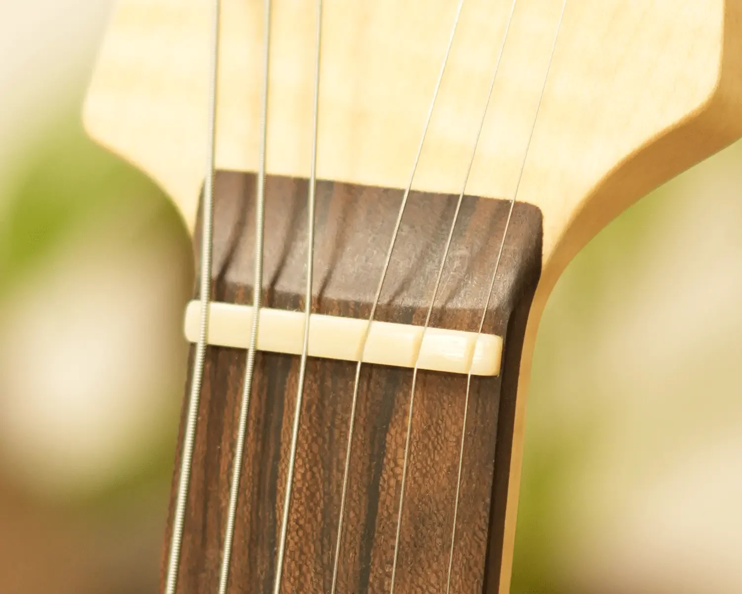 Der Sattel im Griffbrett der E-Gitarre