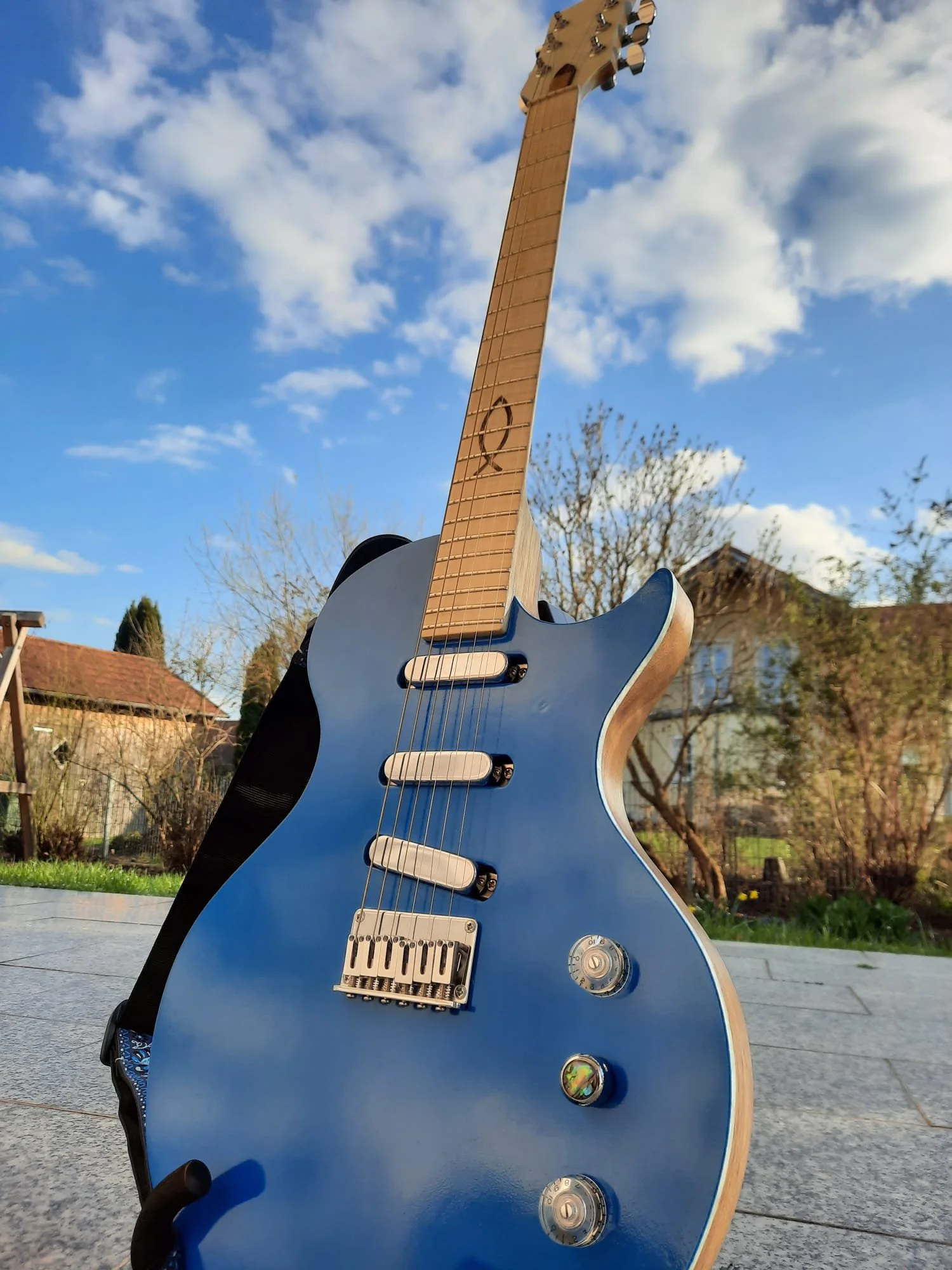 Blaue_Egitarre.jpg