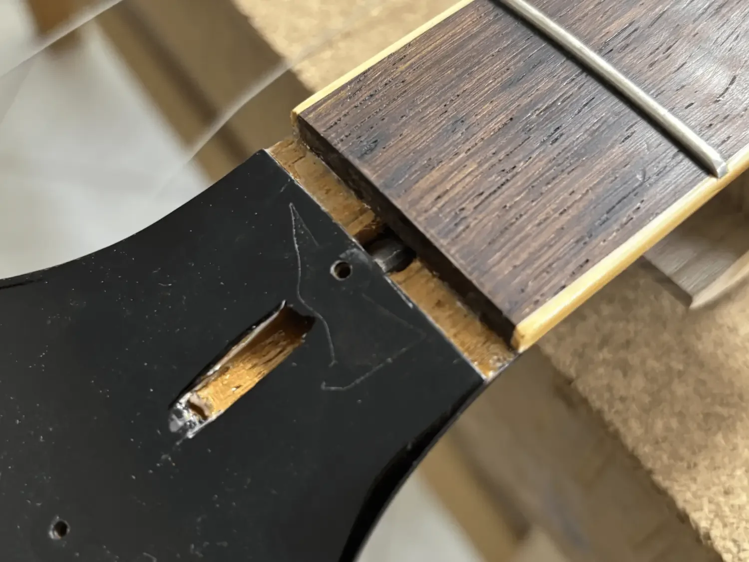 Sattel einer E-Gitarre wurde aus seiner Fassung entfernt.