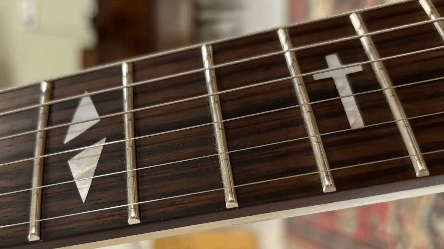 Griffbrett mit Inlays aus Perlmutt