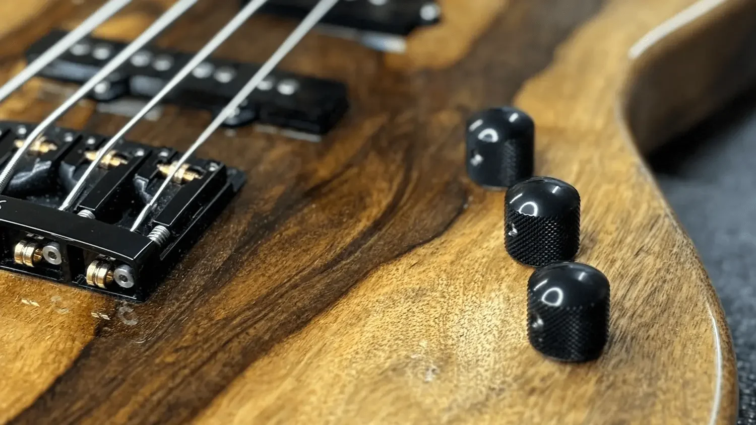 Nahaufnahme der Hardware eines E-Basses aus Mahagoni