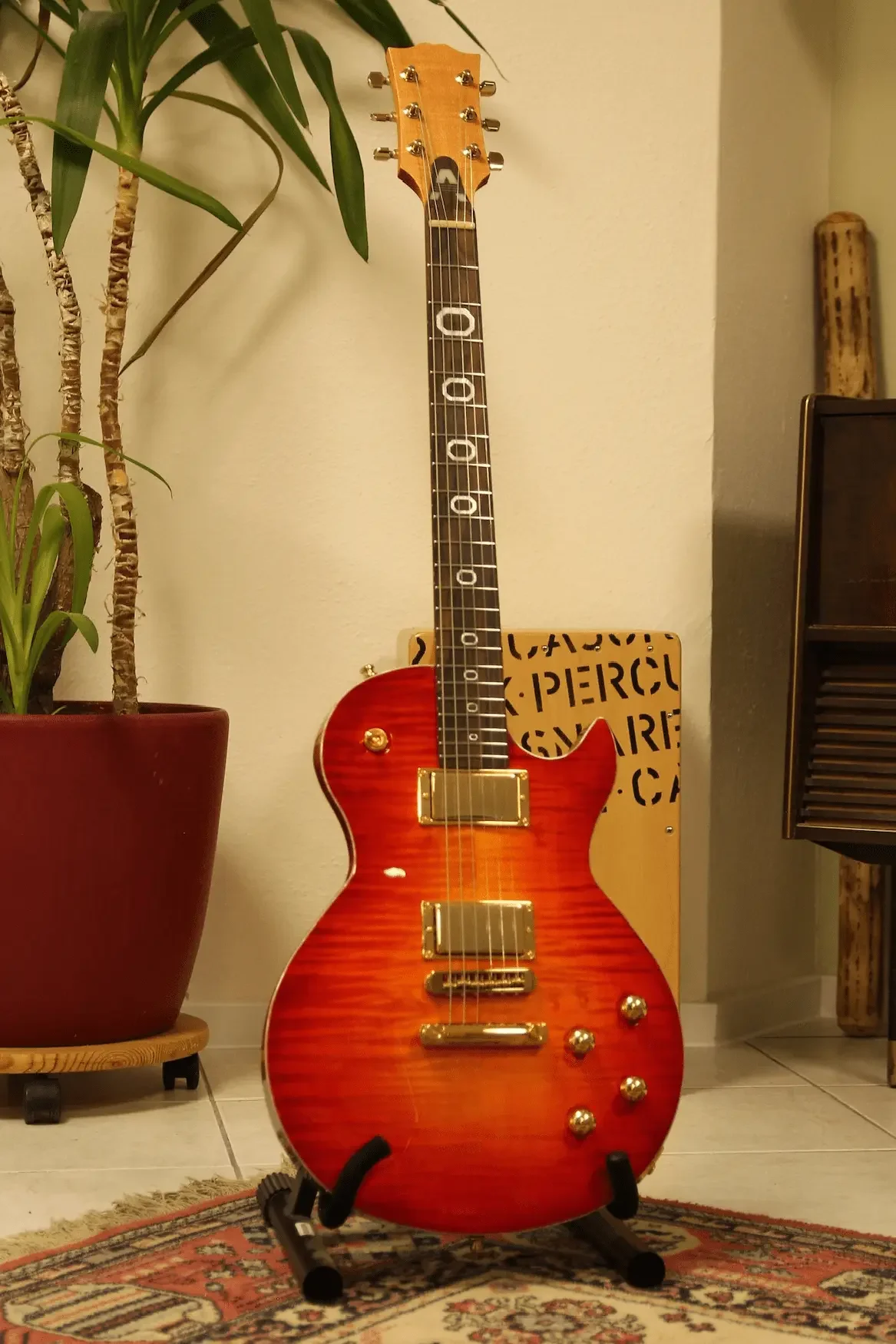 Les Paul Style E-Gitarre mit Sunburst