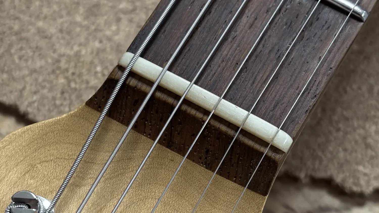Ein Fender Style Sattel in einer E-Gitarre