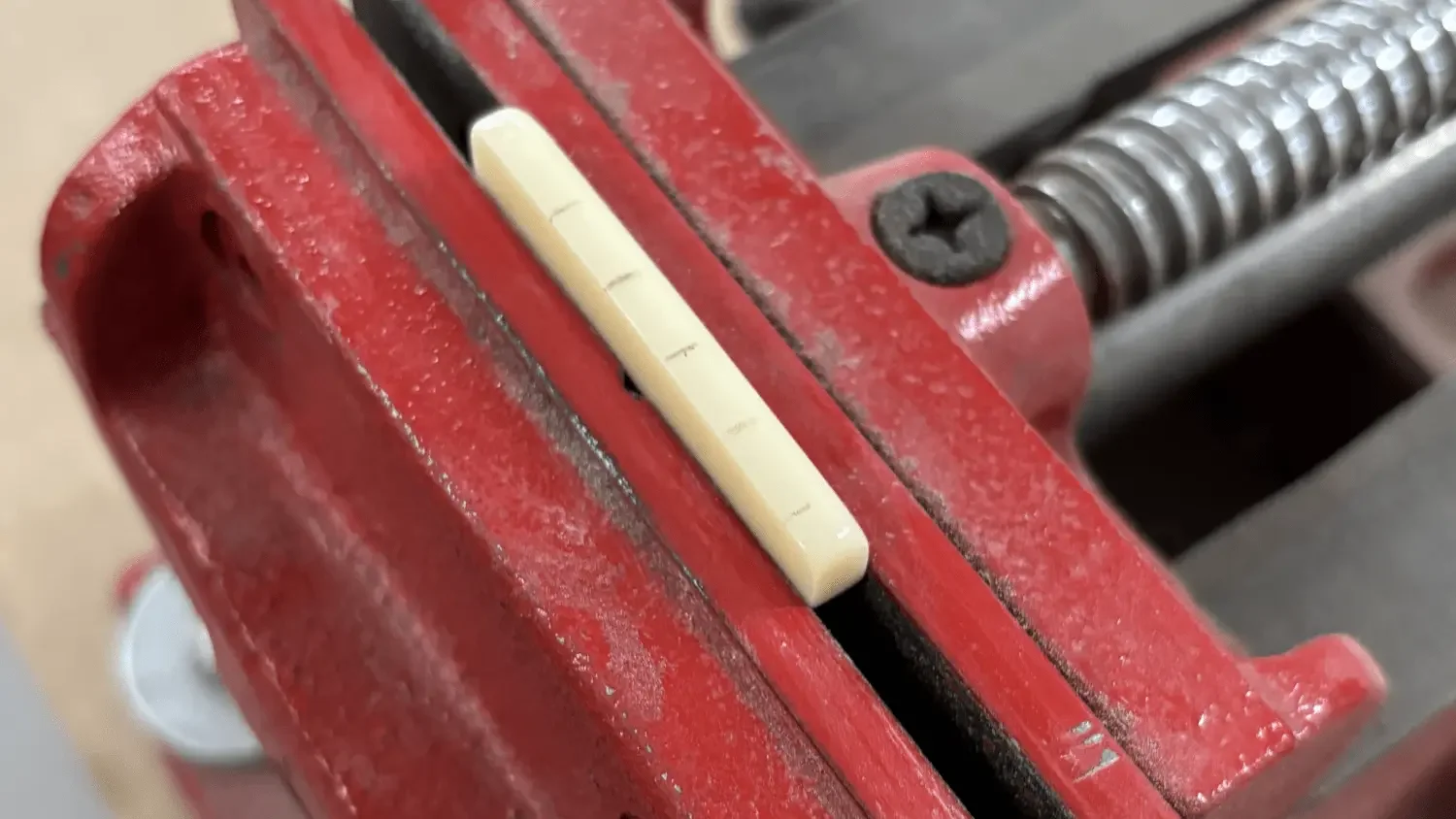 Angekerbter Knochensattel in einer Schraubzwinge