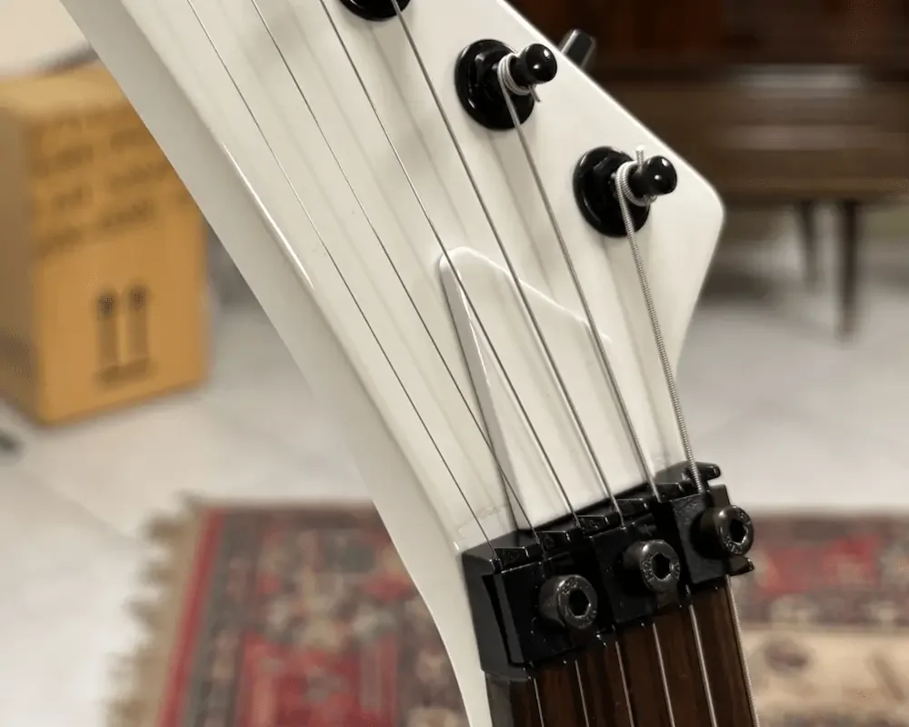Flyod Rose Sattel ein einer weißen E-Gitarre