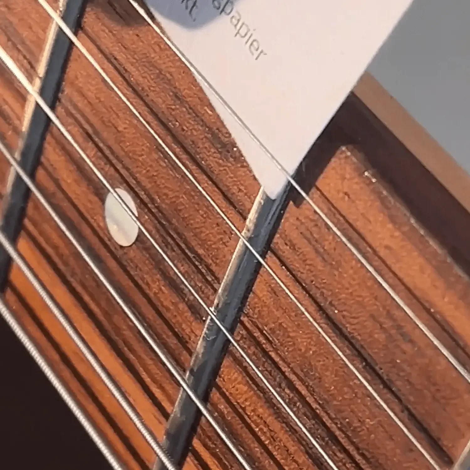 Mit einer Visitenkarte den Saitenabstand einer E-Gitarre testen